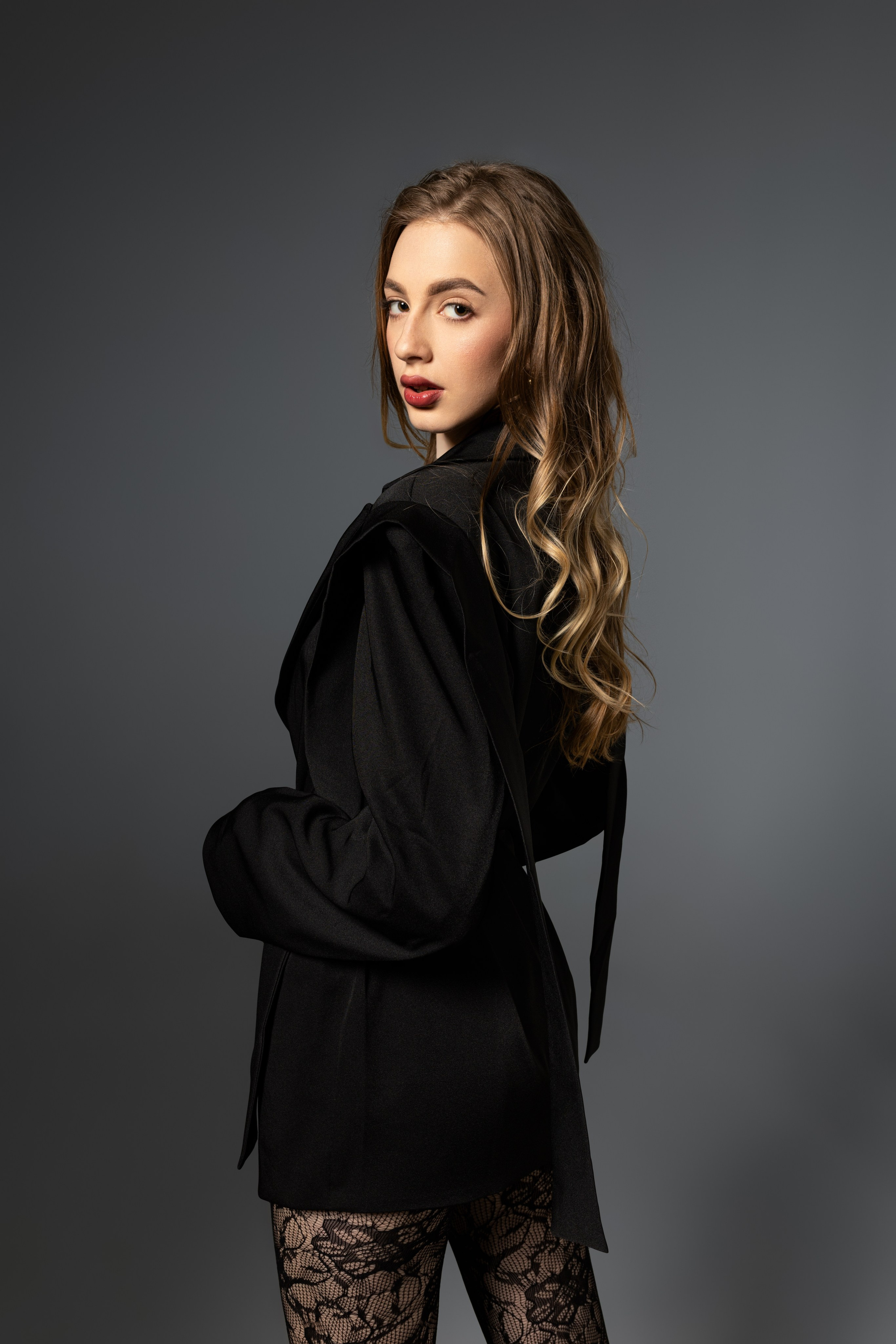 Студийная съемка на циклораме с импульсным светом с Ксенией для «себя». Дмитрий Шульгин, портретный фотограф в Воронеже