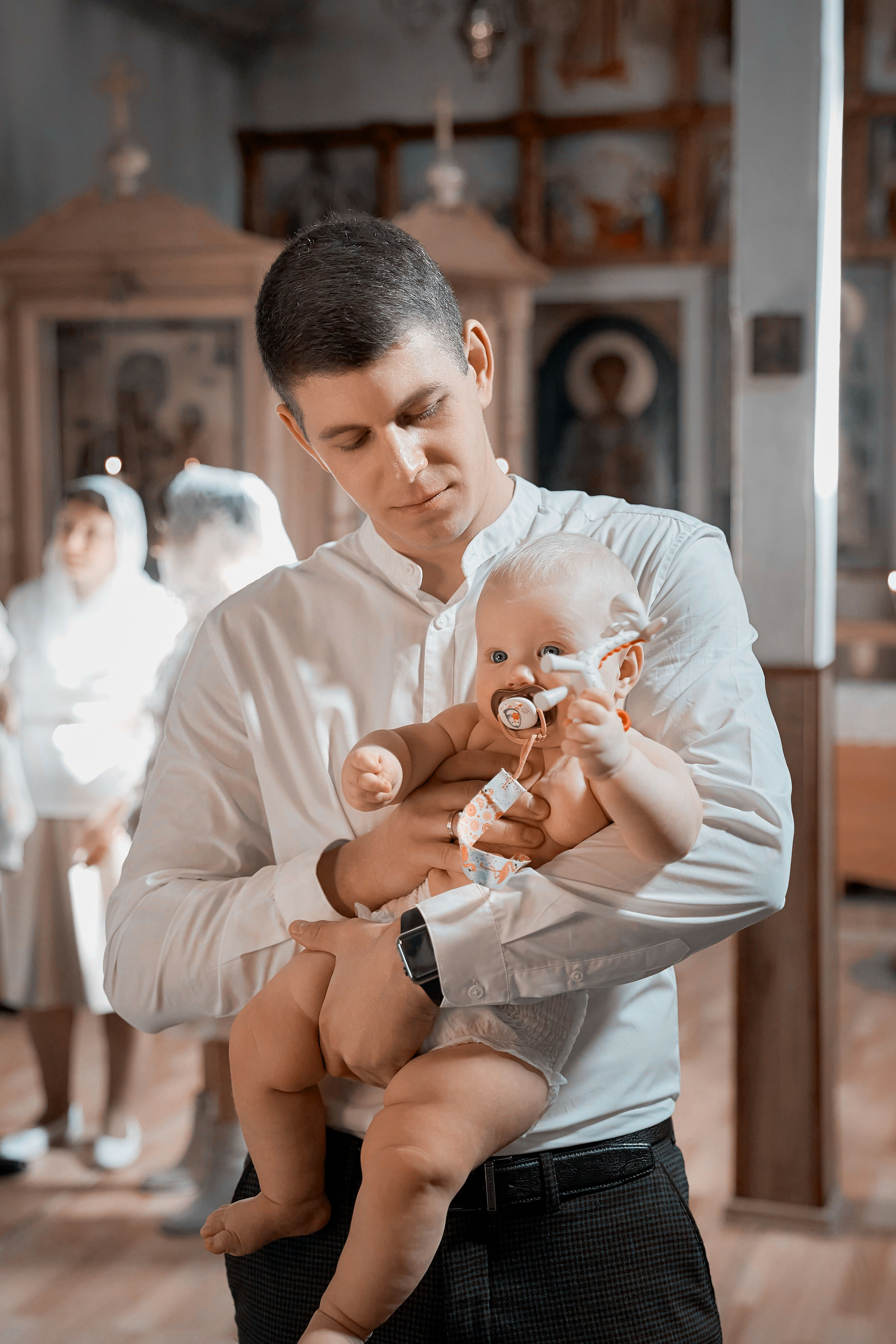 папа с дочкой на крещении в церкви