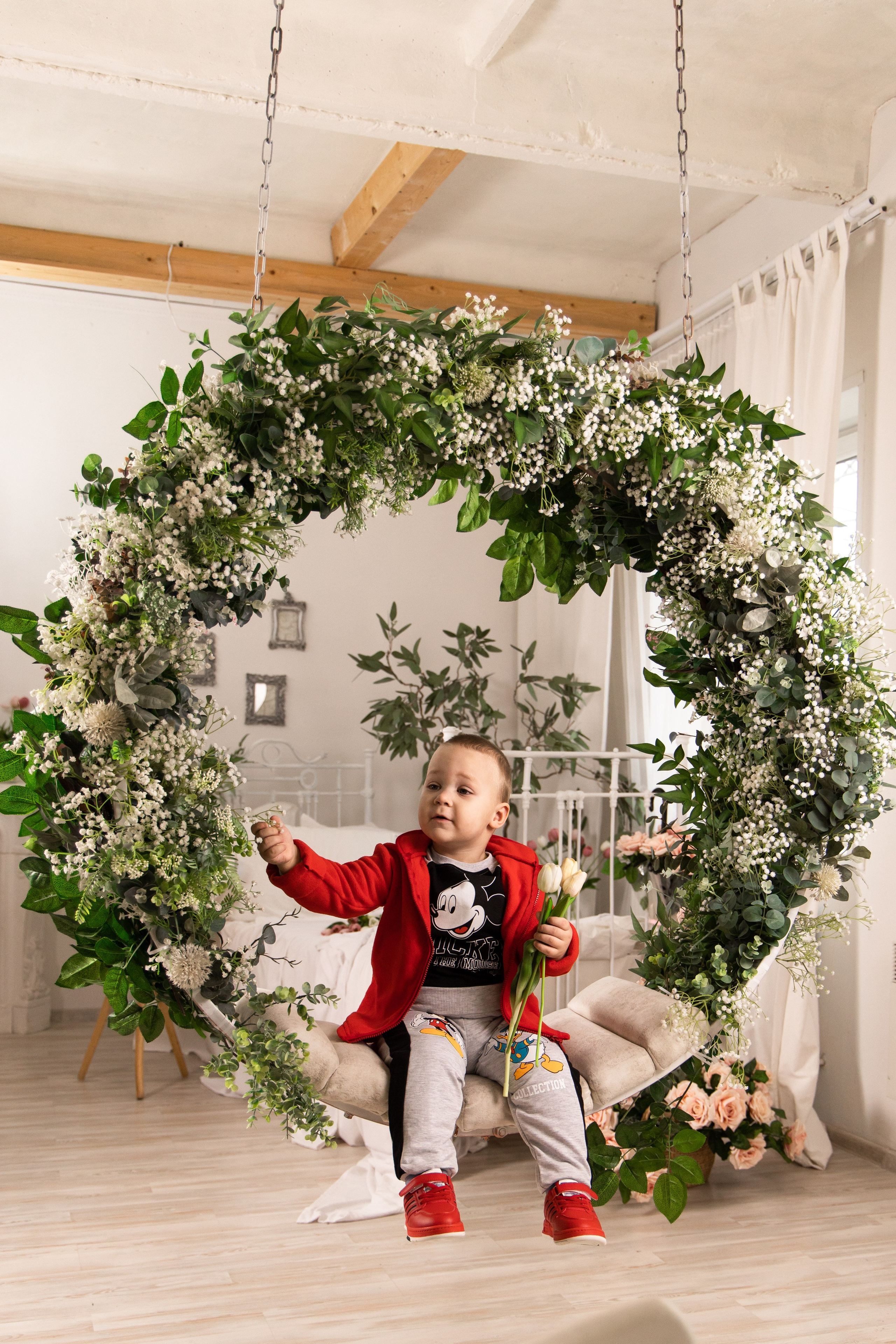 Студийная съёмка ребёнка в цветах. Детская съёмка Астрахань.