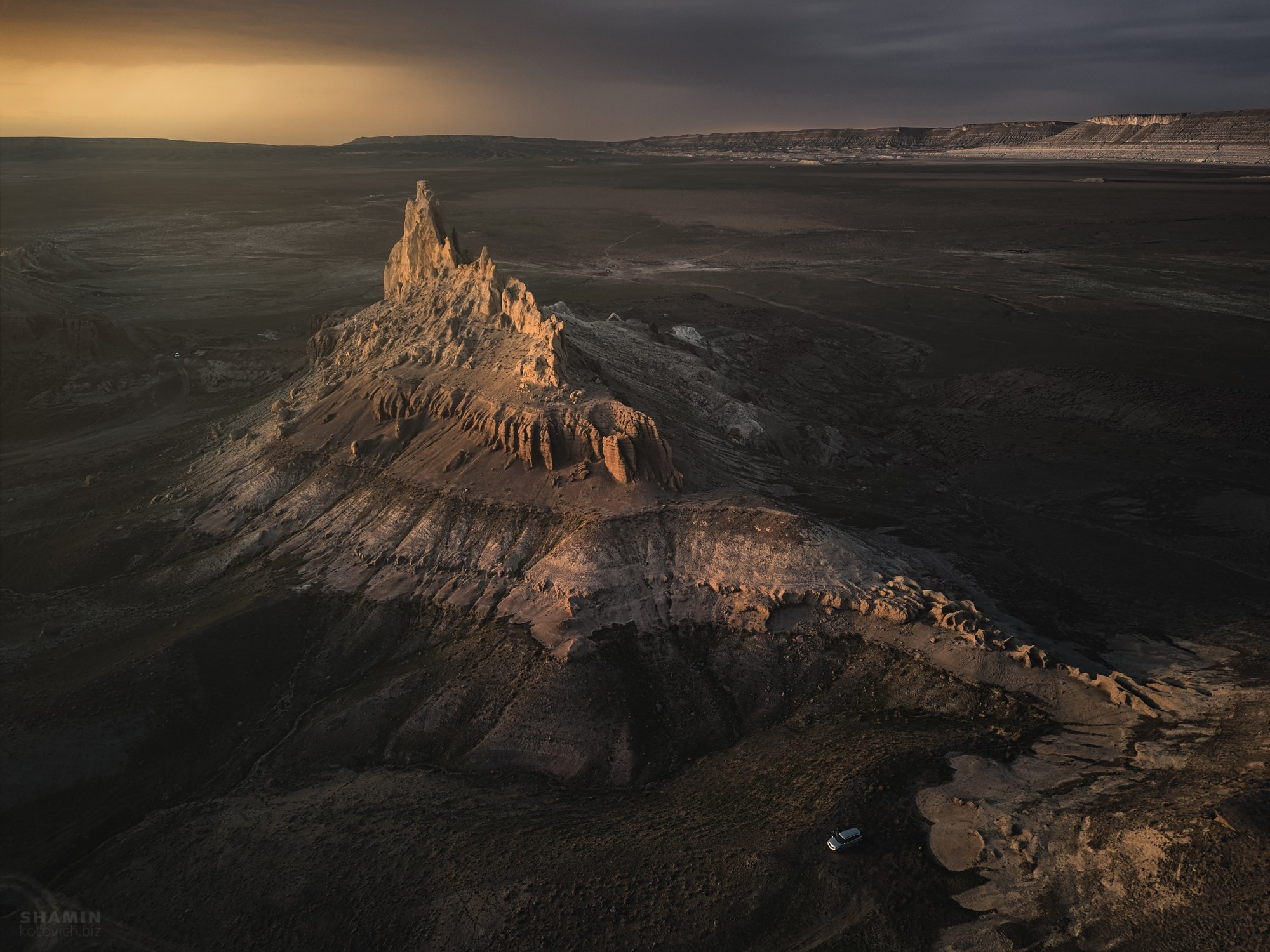 Аэросъёмка пейзажей с дрона — вид с высоты на природу, свет и пространство, запечатлённые в разное время суток.