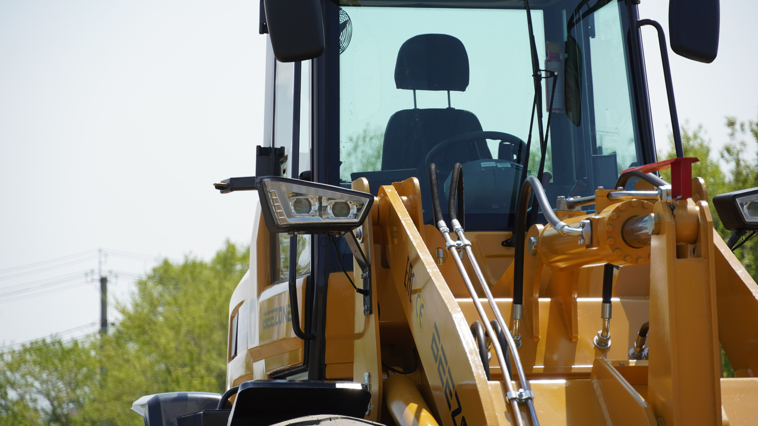 Фото фронт.погр. Beezone 928. Продажа и обслуживание грузовой техники и спецтехники в г. Новосибирск компания СТИ