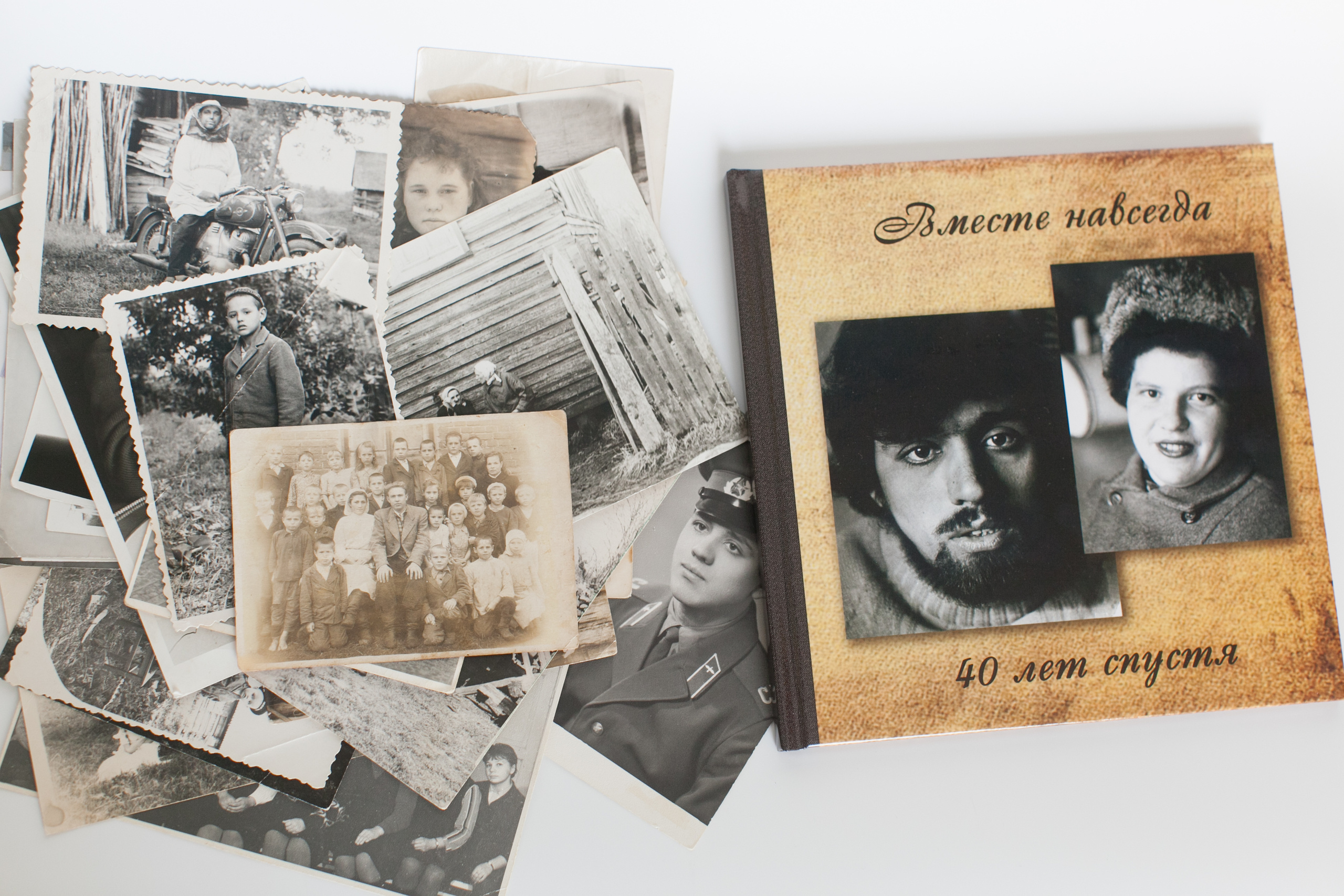 Черно-белые ретро фотографии и собранный из них фотоальбом.