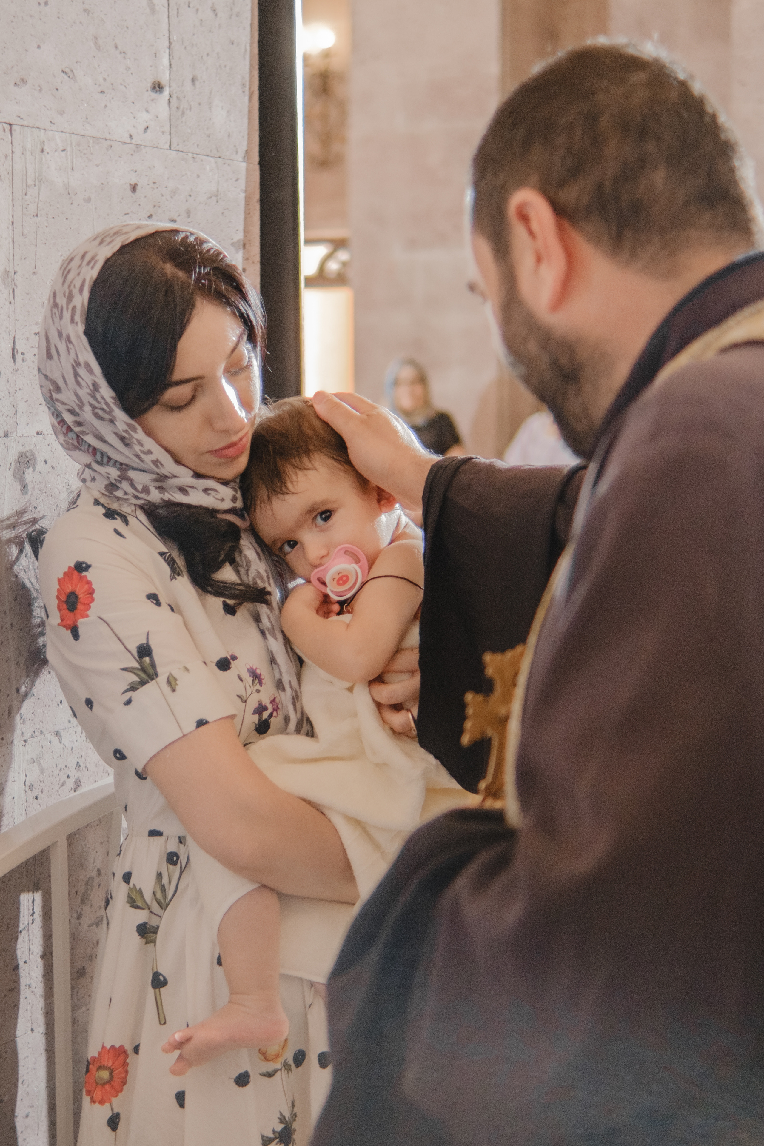 Ваш фотограф на крестины. Профессиональная фотосъемка крещения. Свадебный фотограф в Абхазии, Сухум, Гагра, Сочи