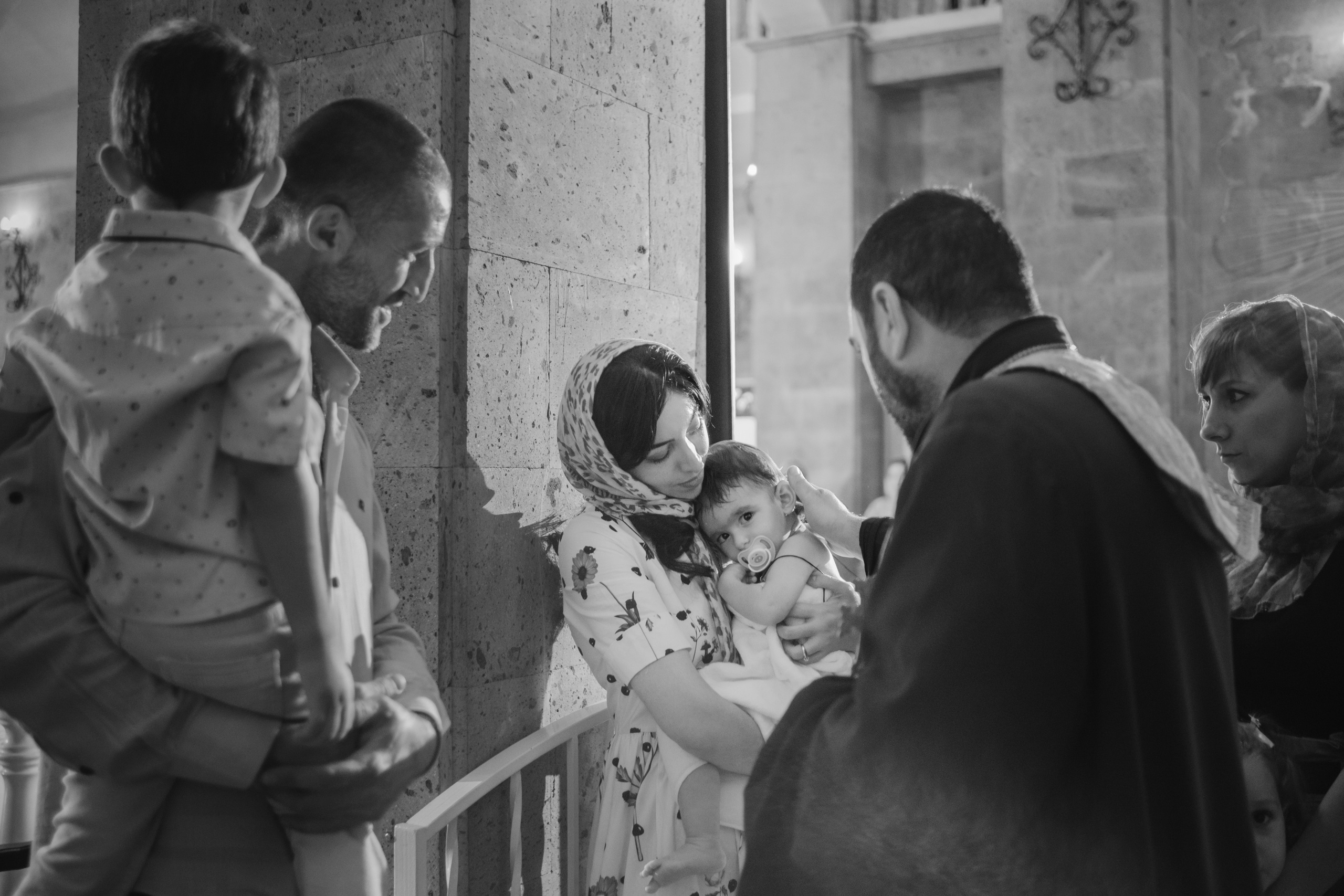 Ваш фотограф на крестины. Профессиональная фотосъемка крещения. Свадебный фотограф в Абхазии, Сухум, Гагра, Сочи