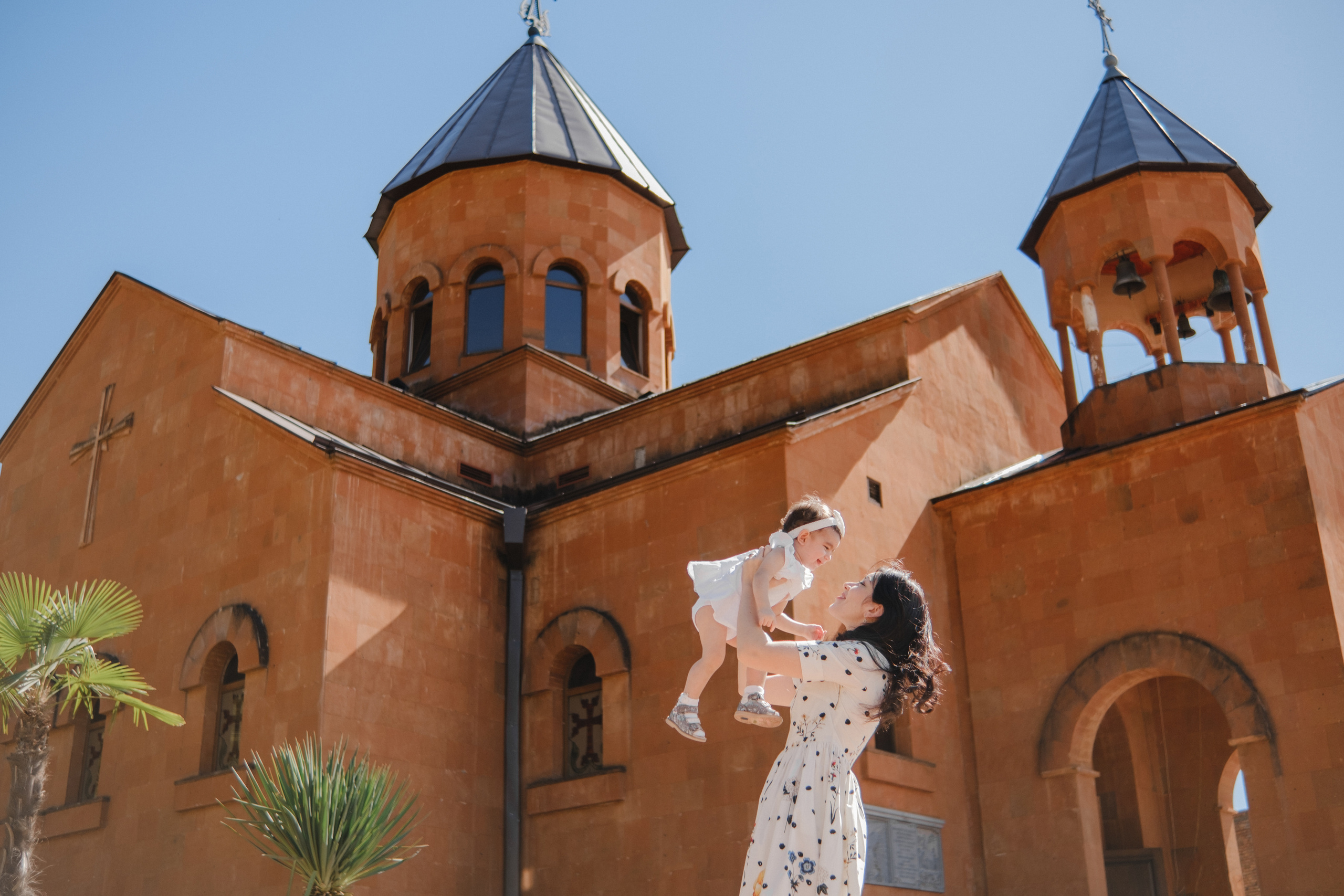 Ваш фотограф на крестины. Профессиональная фотосъемка крещения. Свадебный фотограф в Абхазии, Сухум, Гагра, Сочи