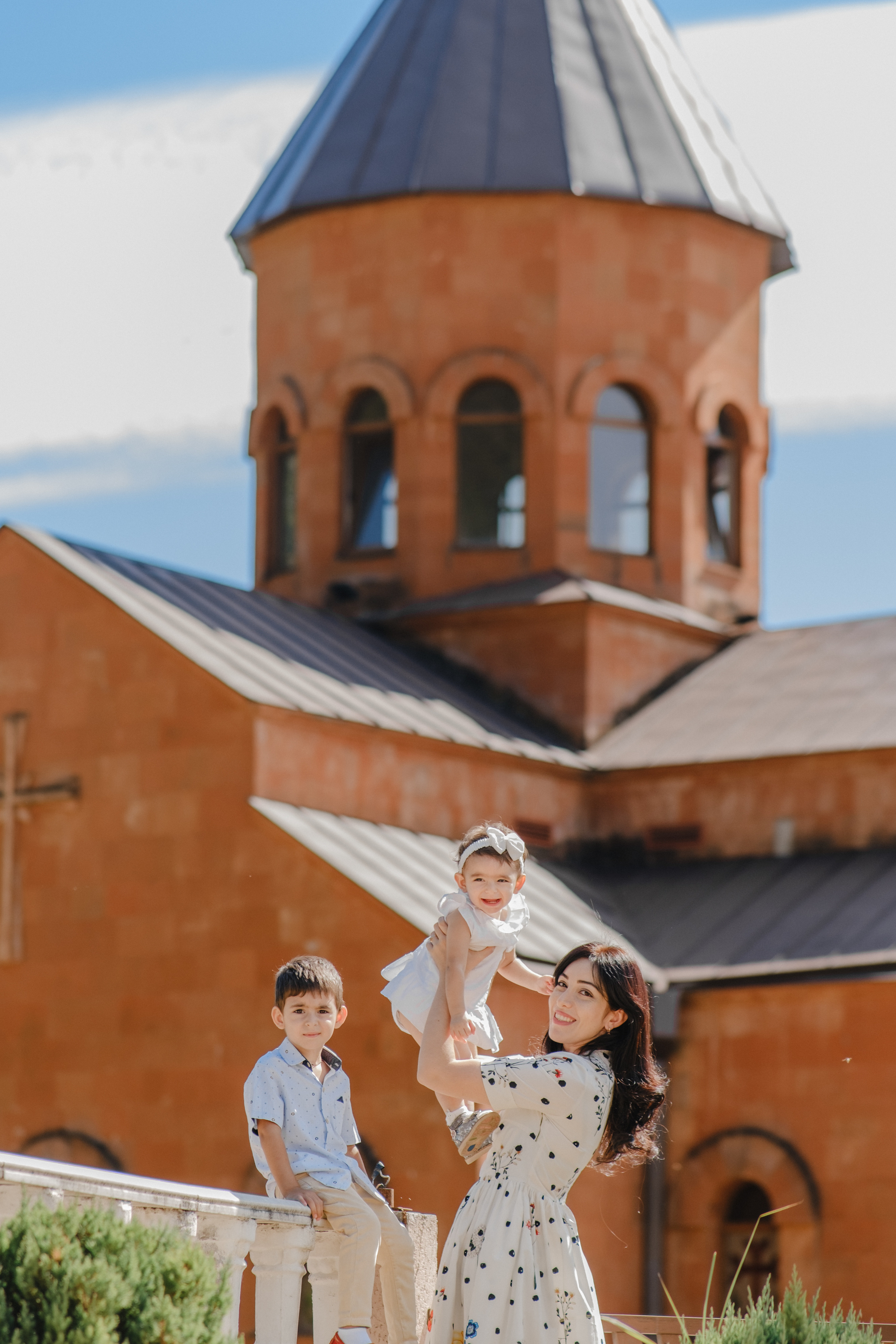 Ваш фотограф на крестины. Профессиональная фотосъемка крещения. Свадебный фотограф в Абхазии, Сухум, Гагра, Сочи