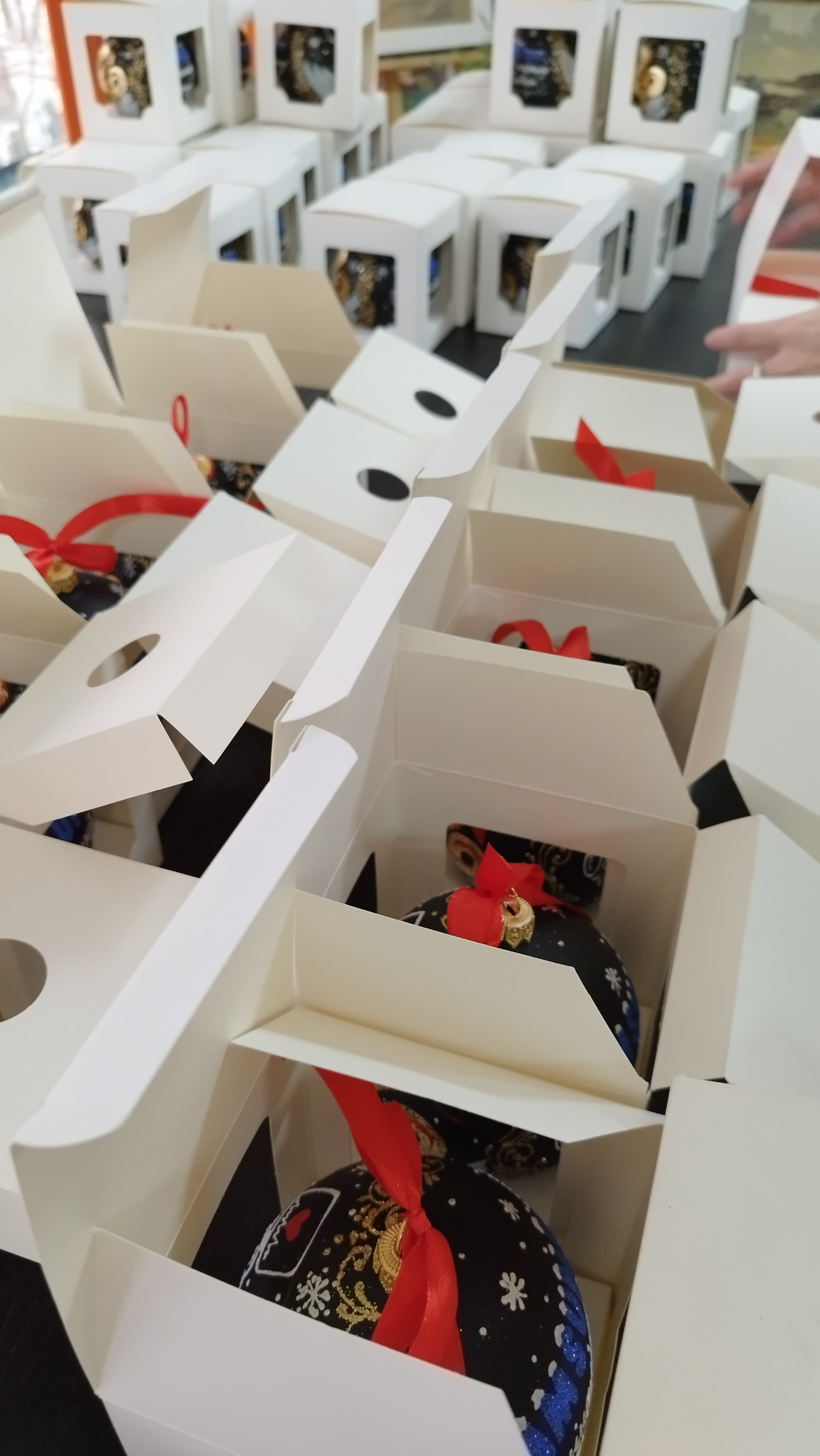 Елочный шар с росписью-Ваш лучший подарок на Новый Год. Арт-вечеринки и мастер-классы в Москве для взрослых и детей