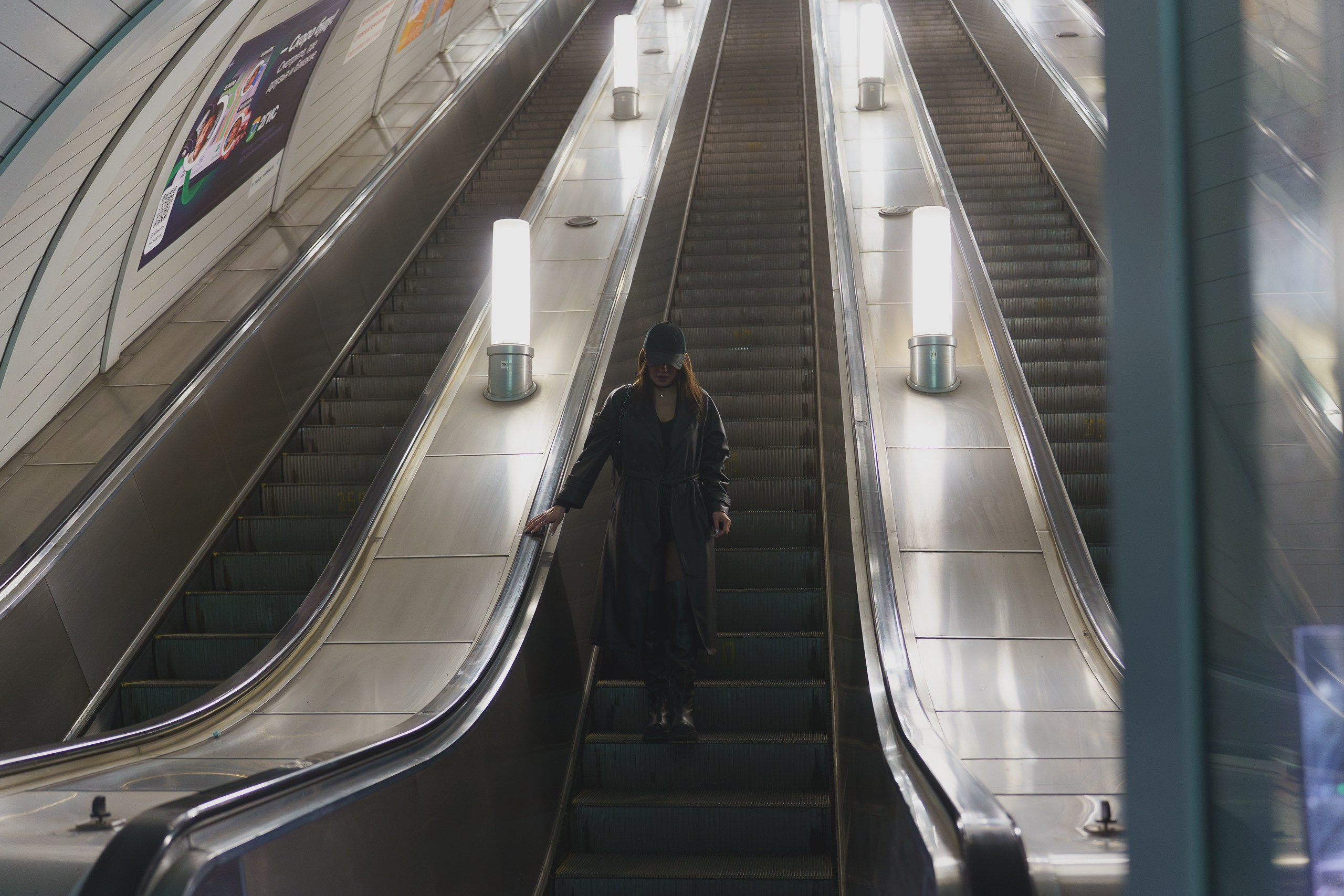 Даша на фоне неона в метро/городской сцене