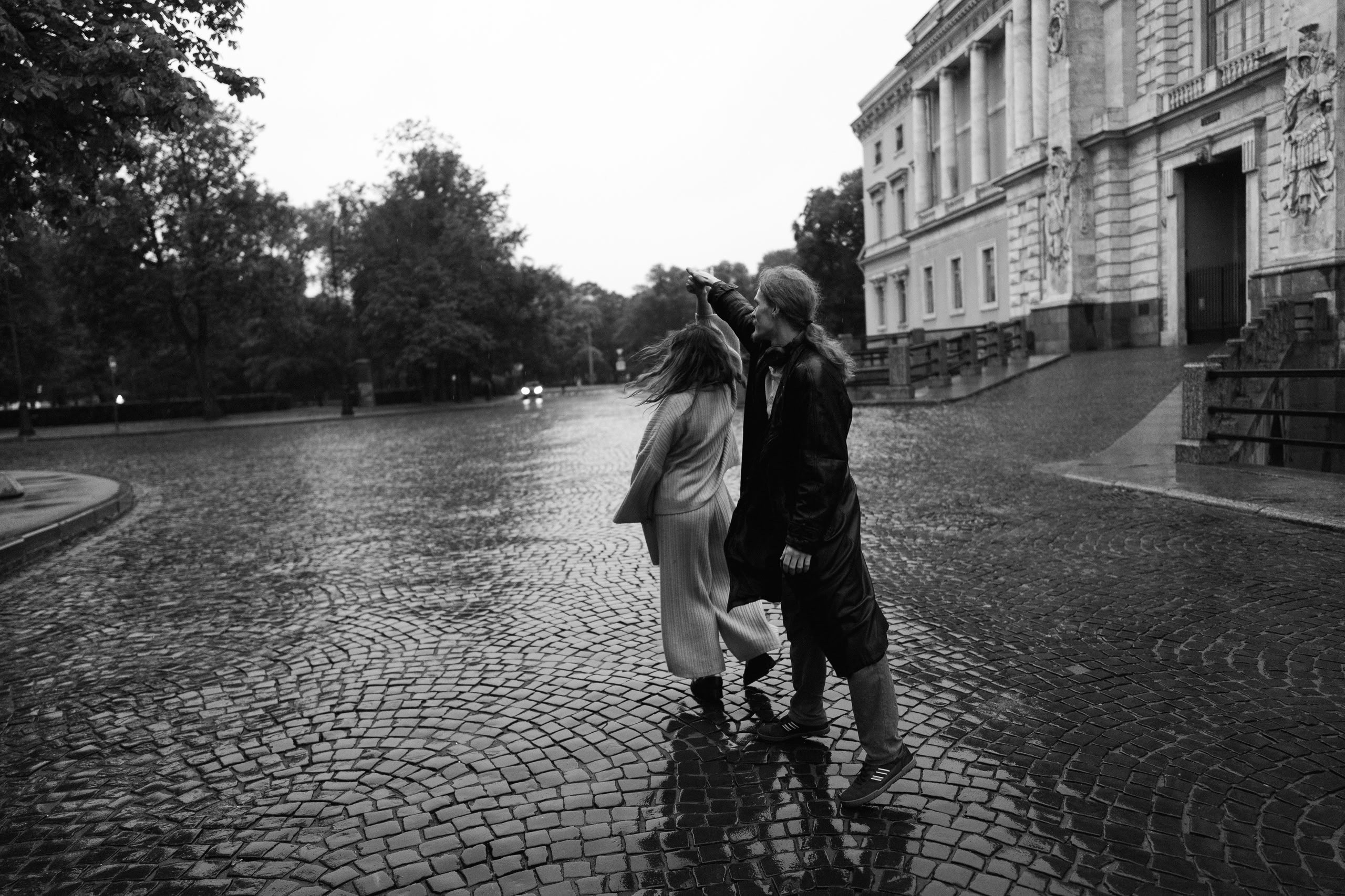 Объятие на мощёной дороге, чёрно-белый кадр