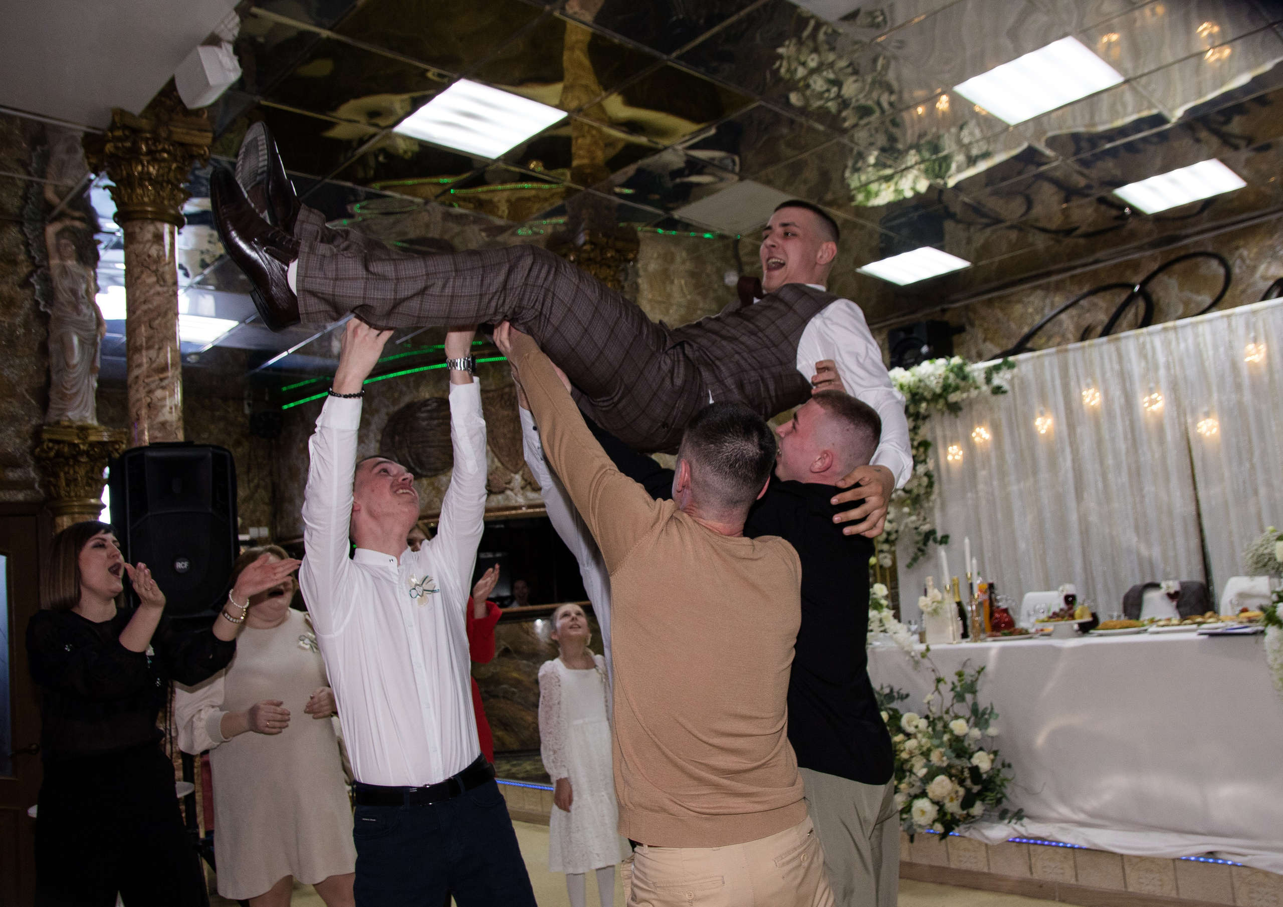 на свадьбе с ведущей гребенниковой мариной в ростове на дону ,гости качают жениха