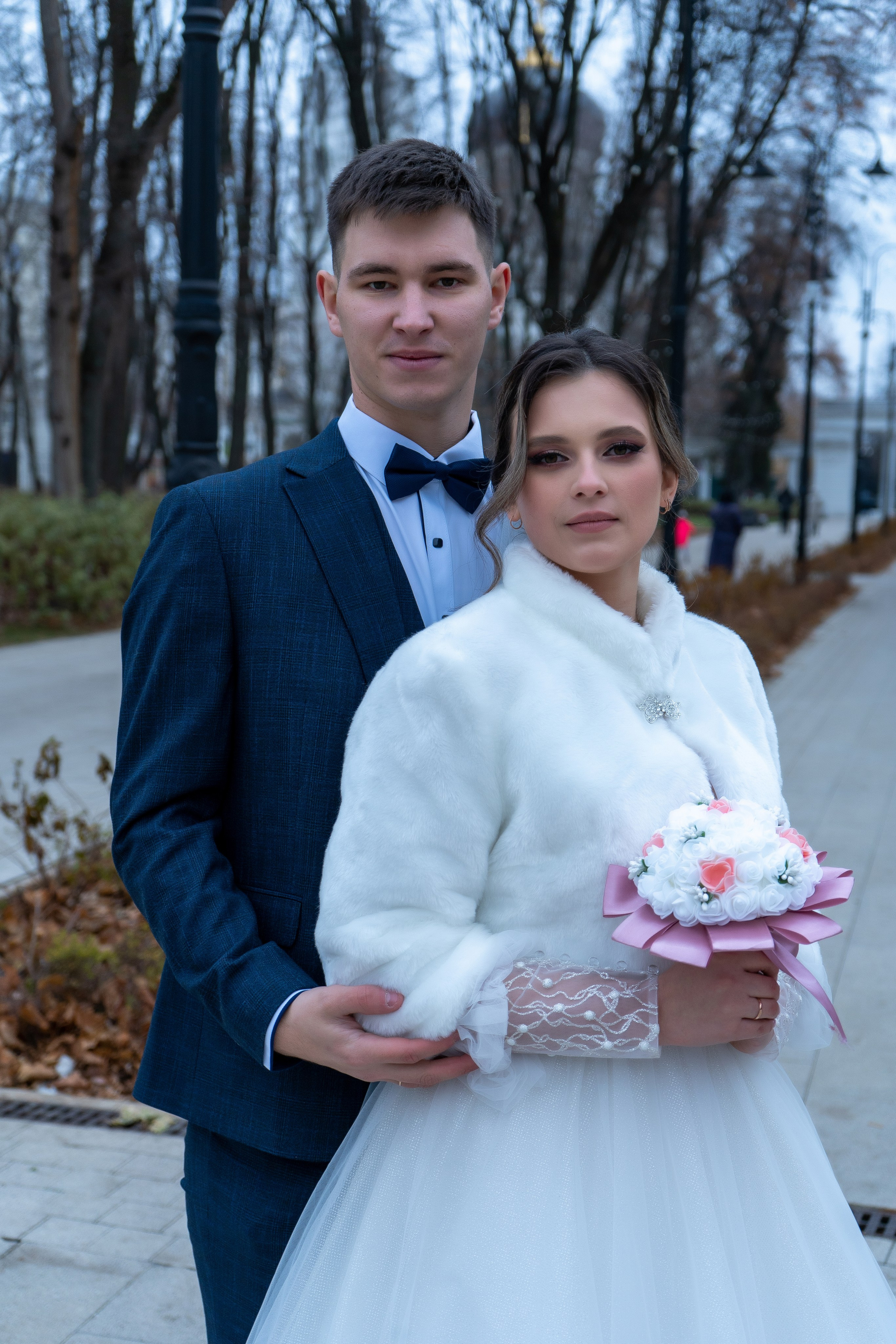 Жених и невеста фотографируются в Воронеже осенью