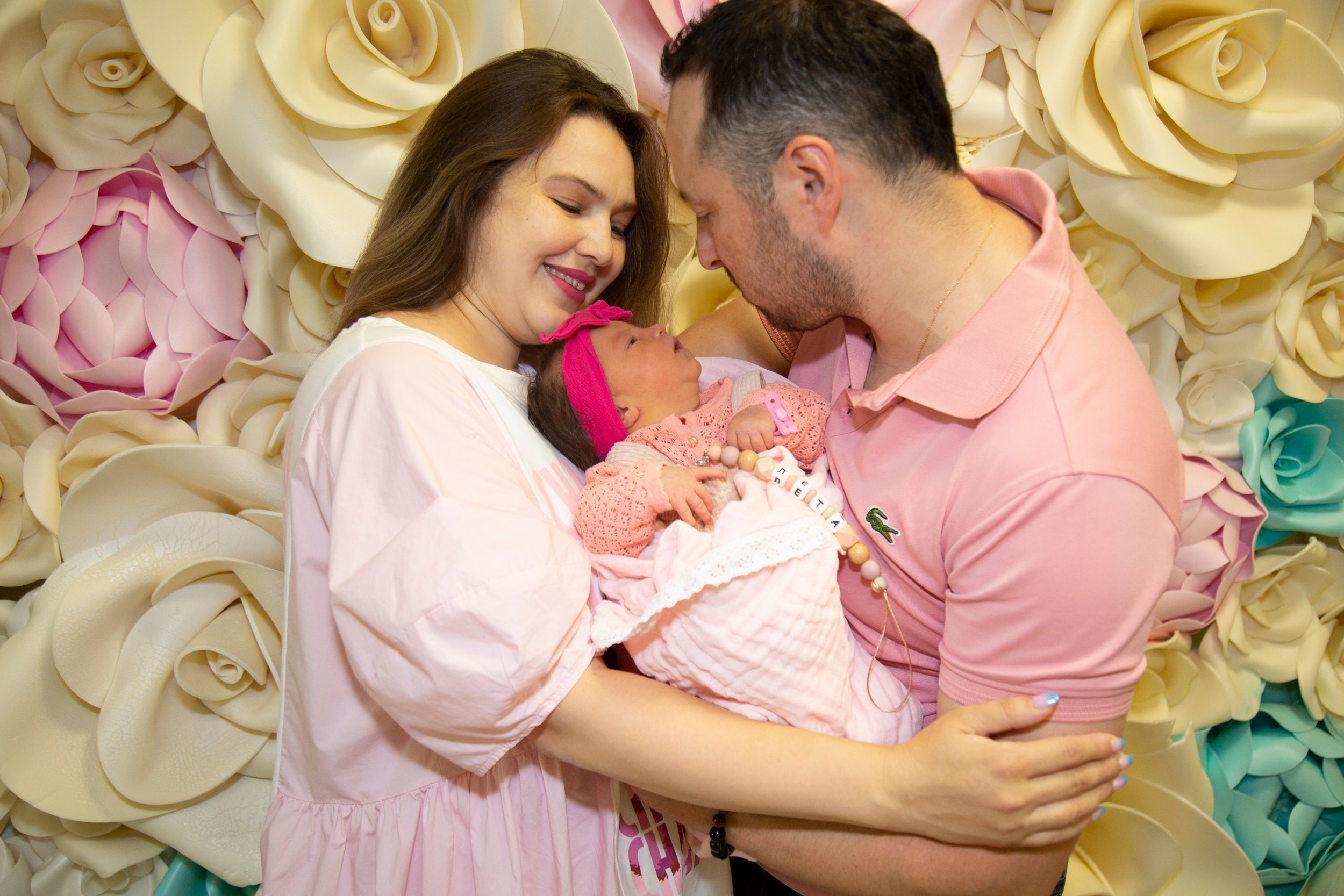 Выписка из роддома в Москве на Щукинской для Рамзии и Эдуарда. Фотосессия в студии в Москве от профессионального фотографа услуги по доступным ценам