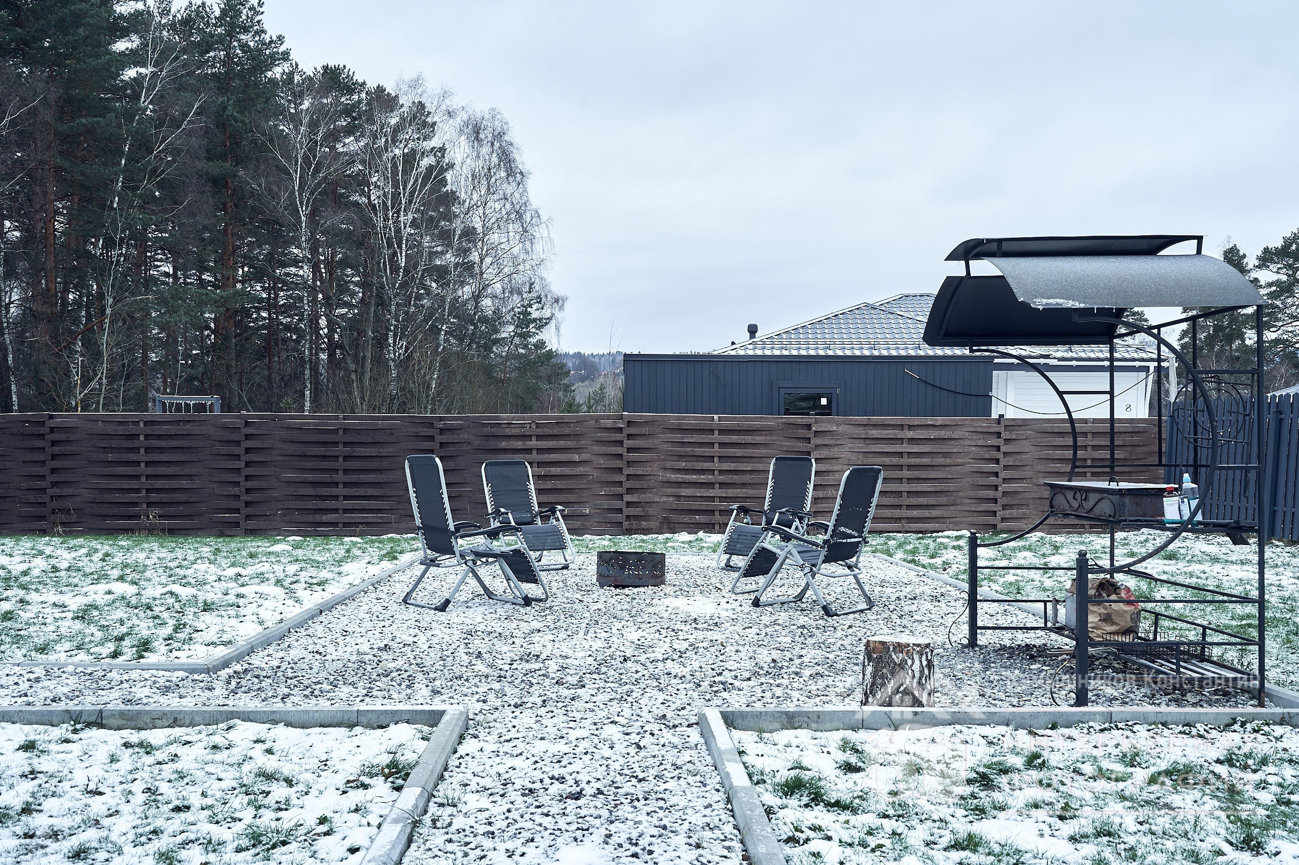 Архитектурное фото зоны барбекю (шашлыков) на земельном участке загородного дома в Московской области