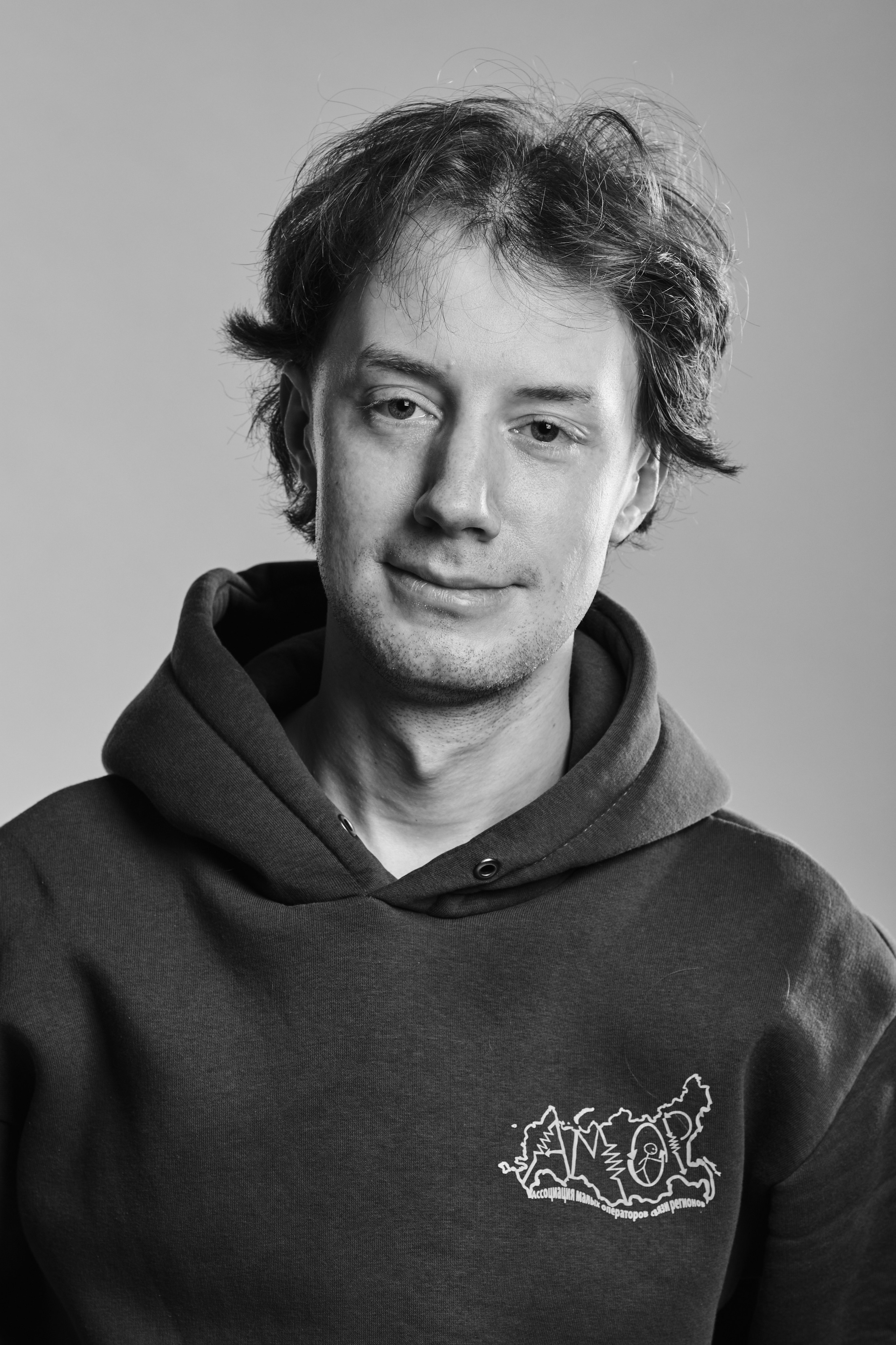 Эмоциональный и творческий портрет: дружелюбный мужчина в худи, черно-белая студийная фотосессия для личного бренда, фотограф для блогеров и стартаперов.