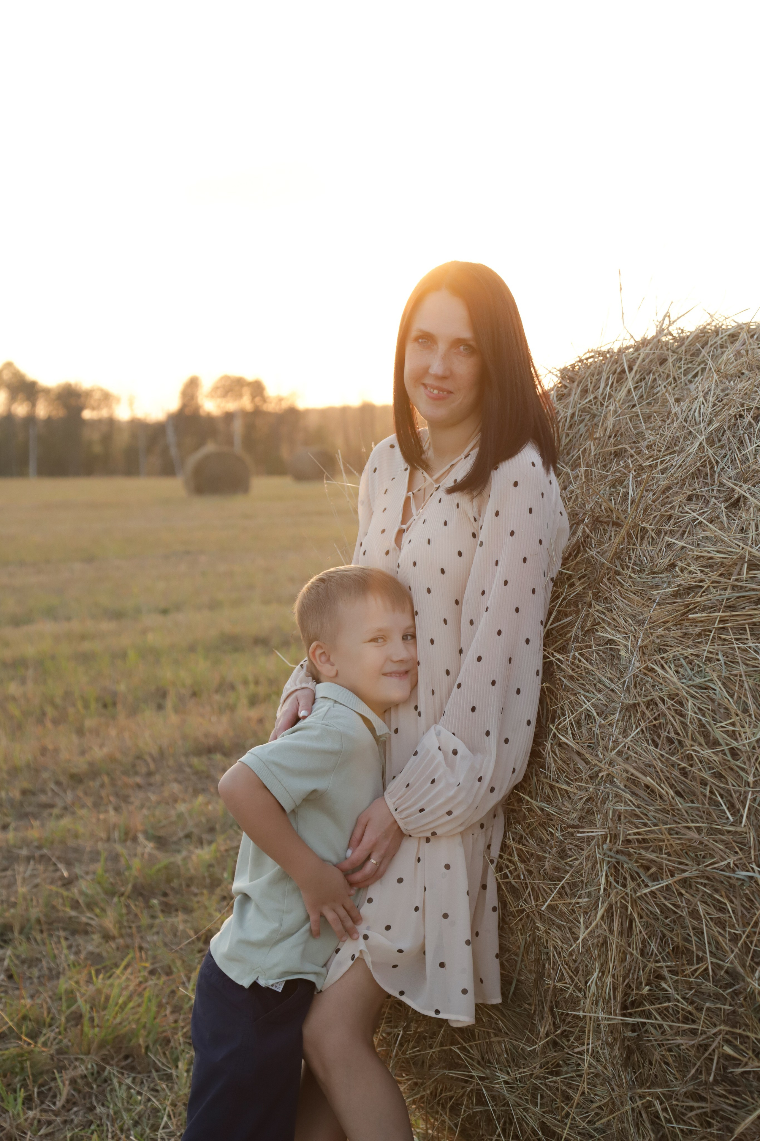 Мама с детьми в поле стога. Диана Николаева — фотограф город Балашиха