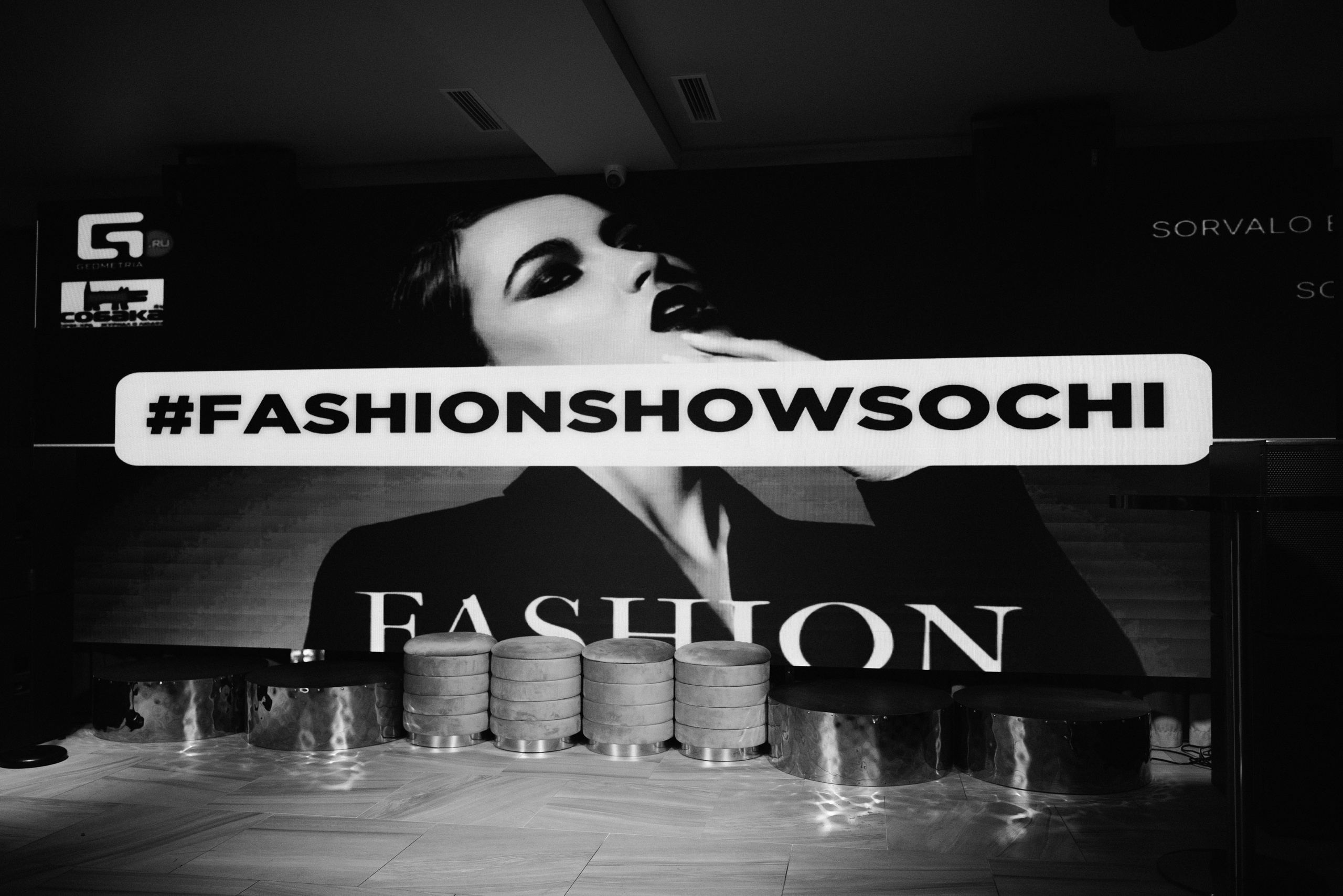 Фотографии с мероприятия Fashion Сочи — репортажная съемка показа одежды в ресторане PLACE