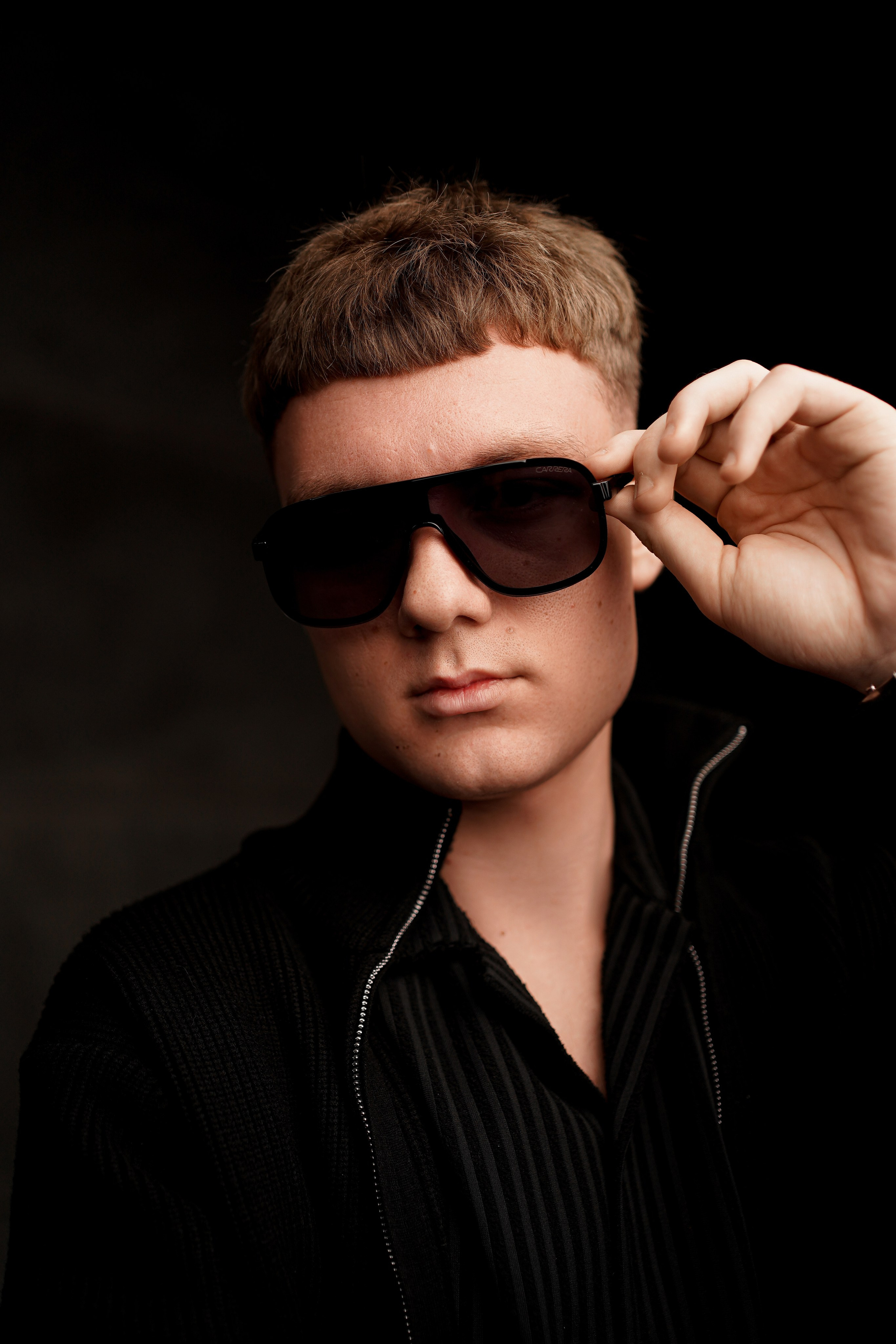 Мужская фотосессия в Ростове-на-Дону. Брутальные кадры в студии. Фотограф Алёна Чёботова. Свадебный фотограф в Ростове-на-Дону. Таинство Крещения и Венчания, семейные фотосессии. Алёна Чёботова