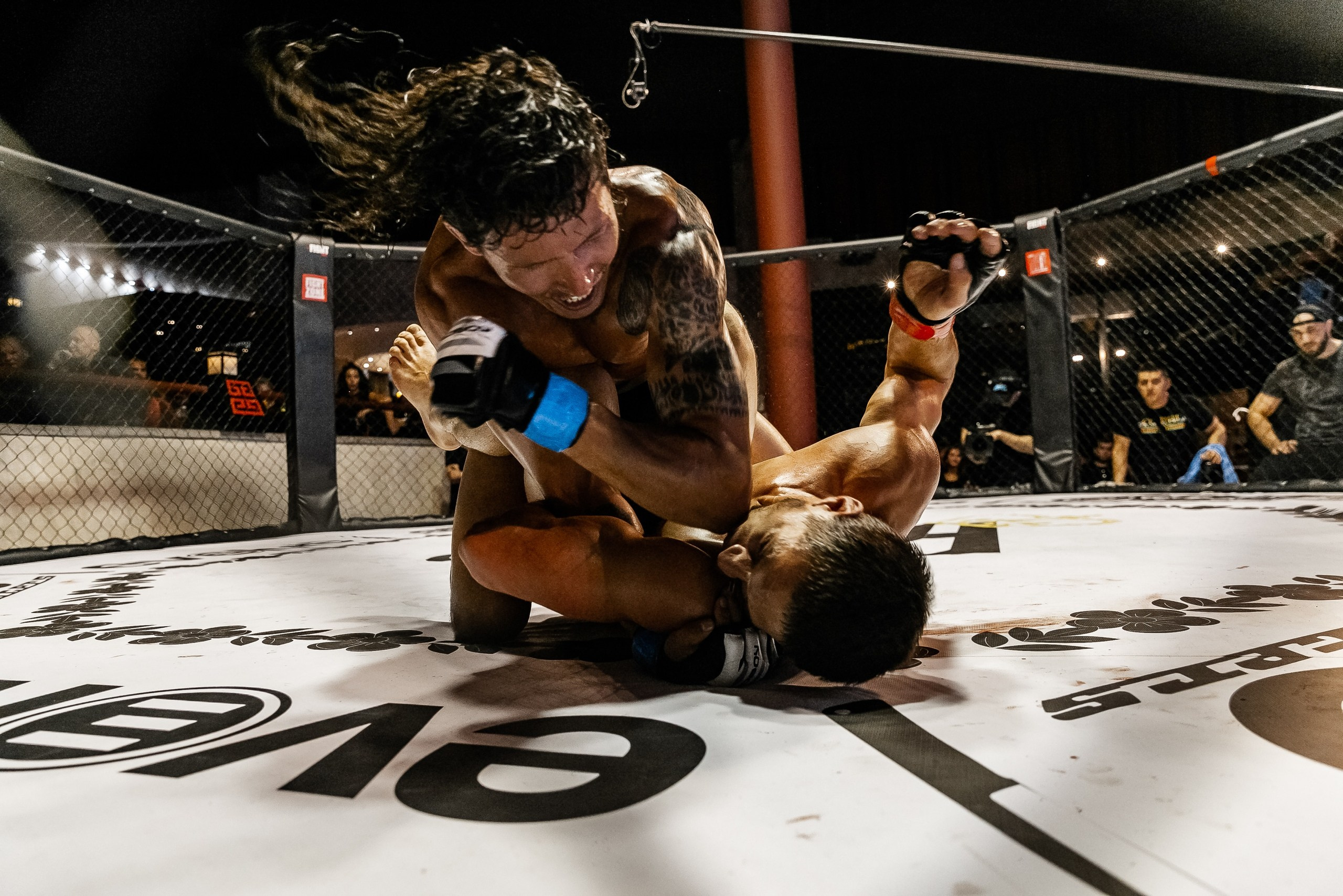 Эпичный кадр финального удара бойца MMA репортажная фотография