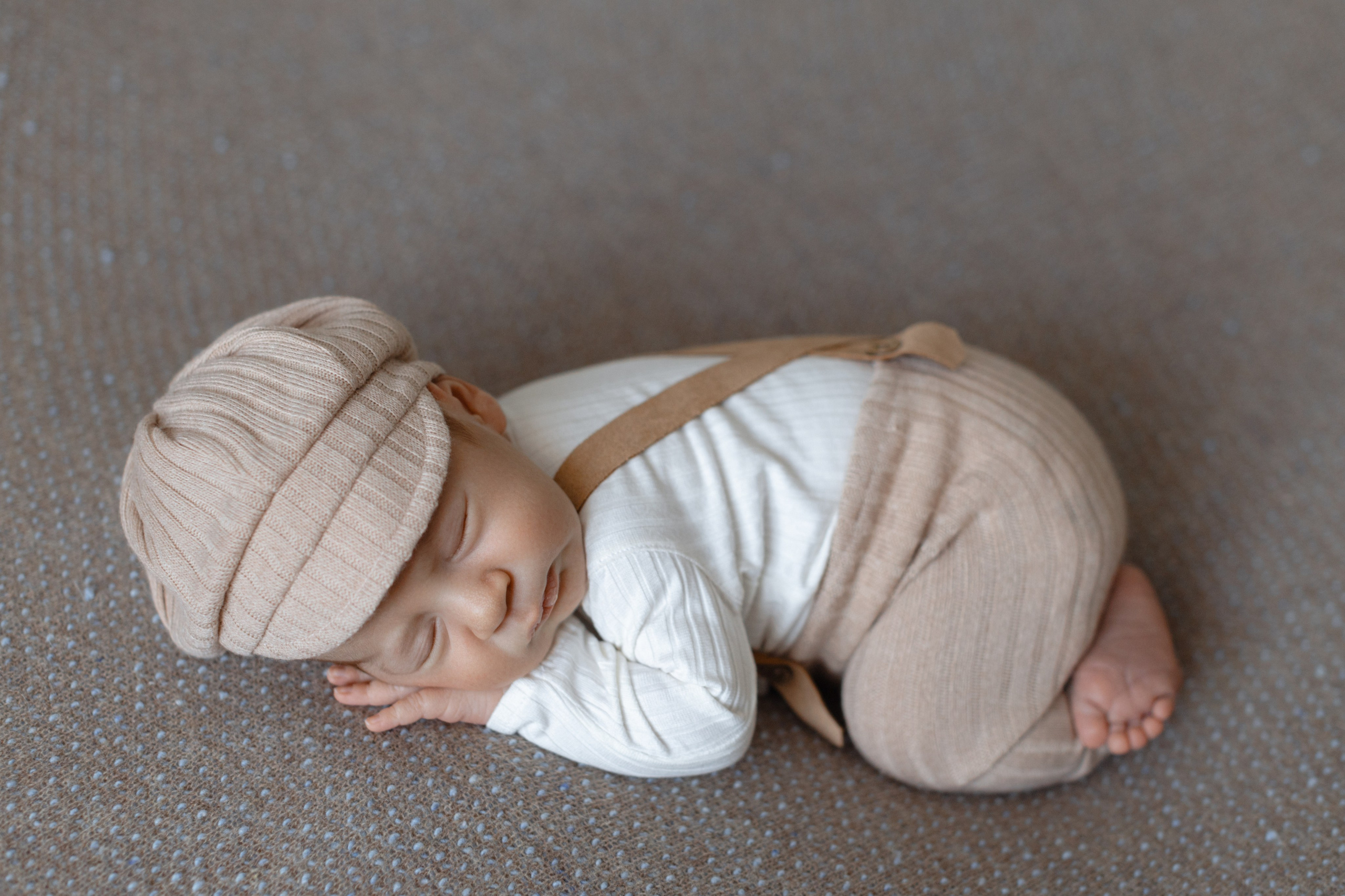 Newborn фотосессия дома в Красноярске, новорождённый в классической позе