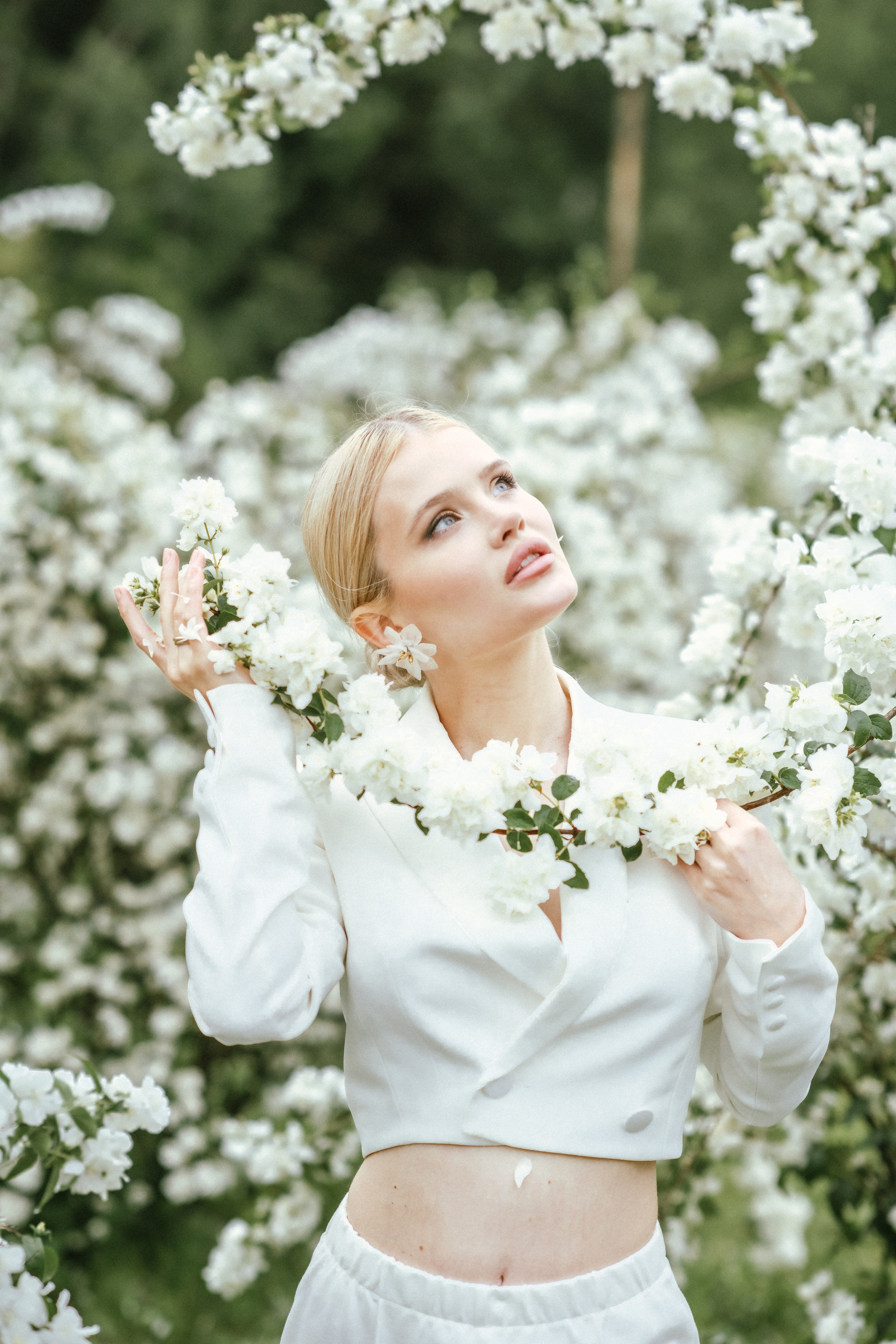 Фотосессия в парке среди моря жасминовых цветов — настоящее волшебство, которое запечатлит ваши самые романтичные моменты!. Свадебный фотограф в Москве