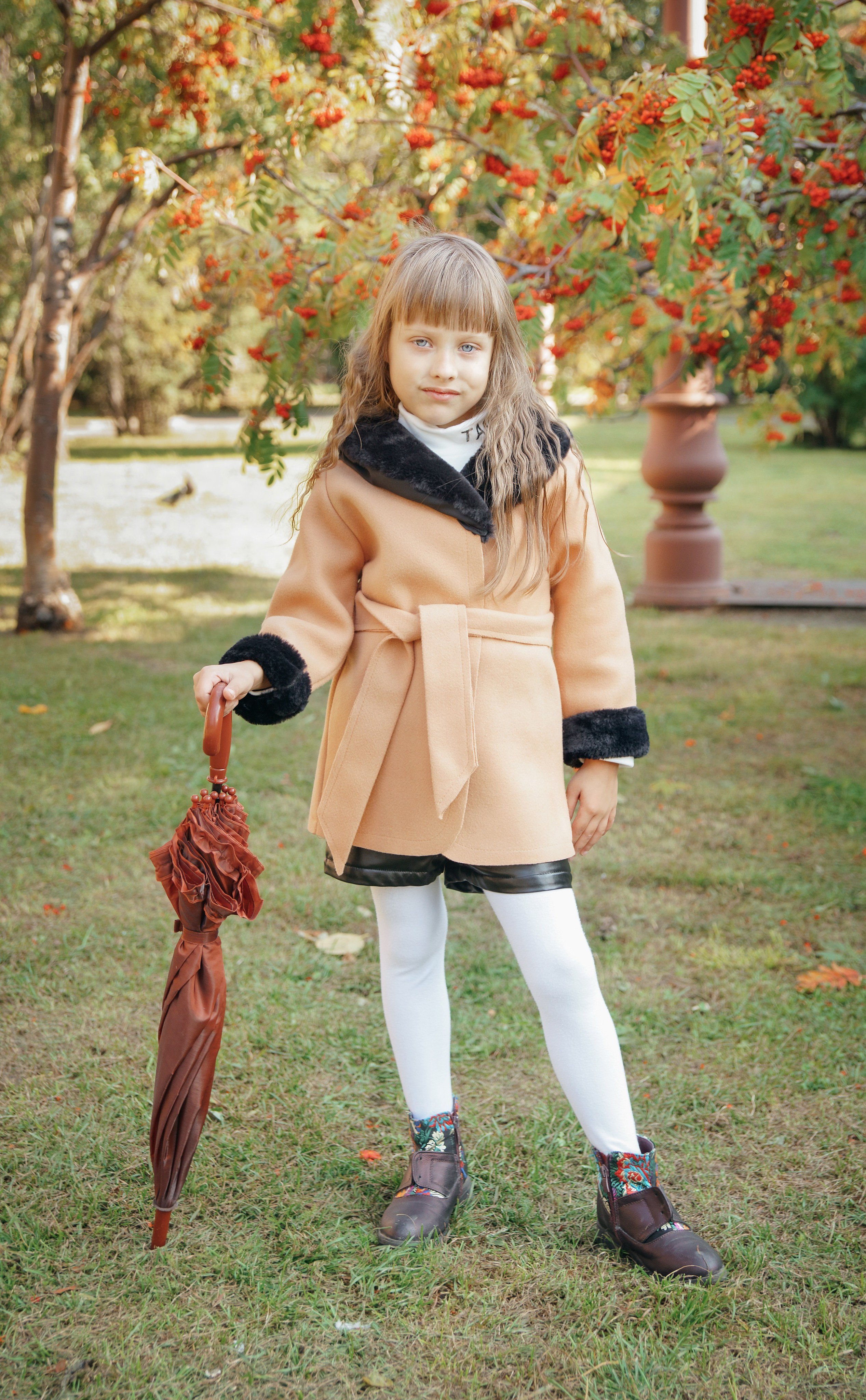 Семейная осенняя фотосессия в парке - девочка стоя с зонтом