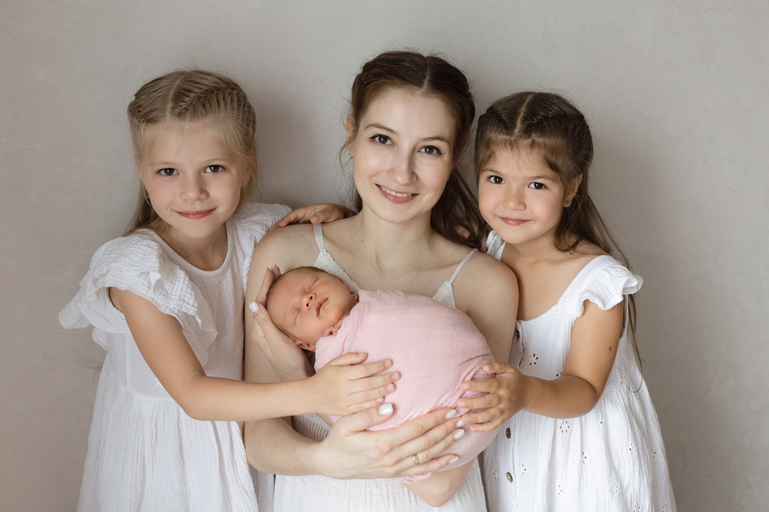 Мама с новорождённым и старшими детьми на фотосессии дома, тёплый семейный кадр, КрасноярскСтоимость фотографий новорожденных Красноярск