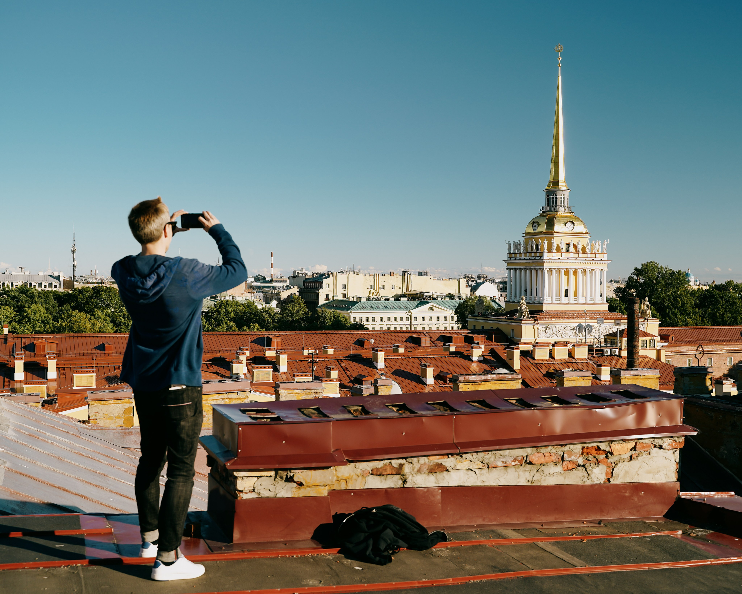 Турист снимает виды города на крыше