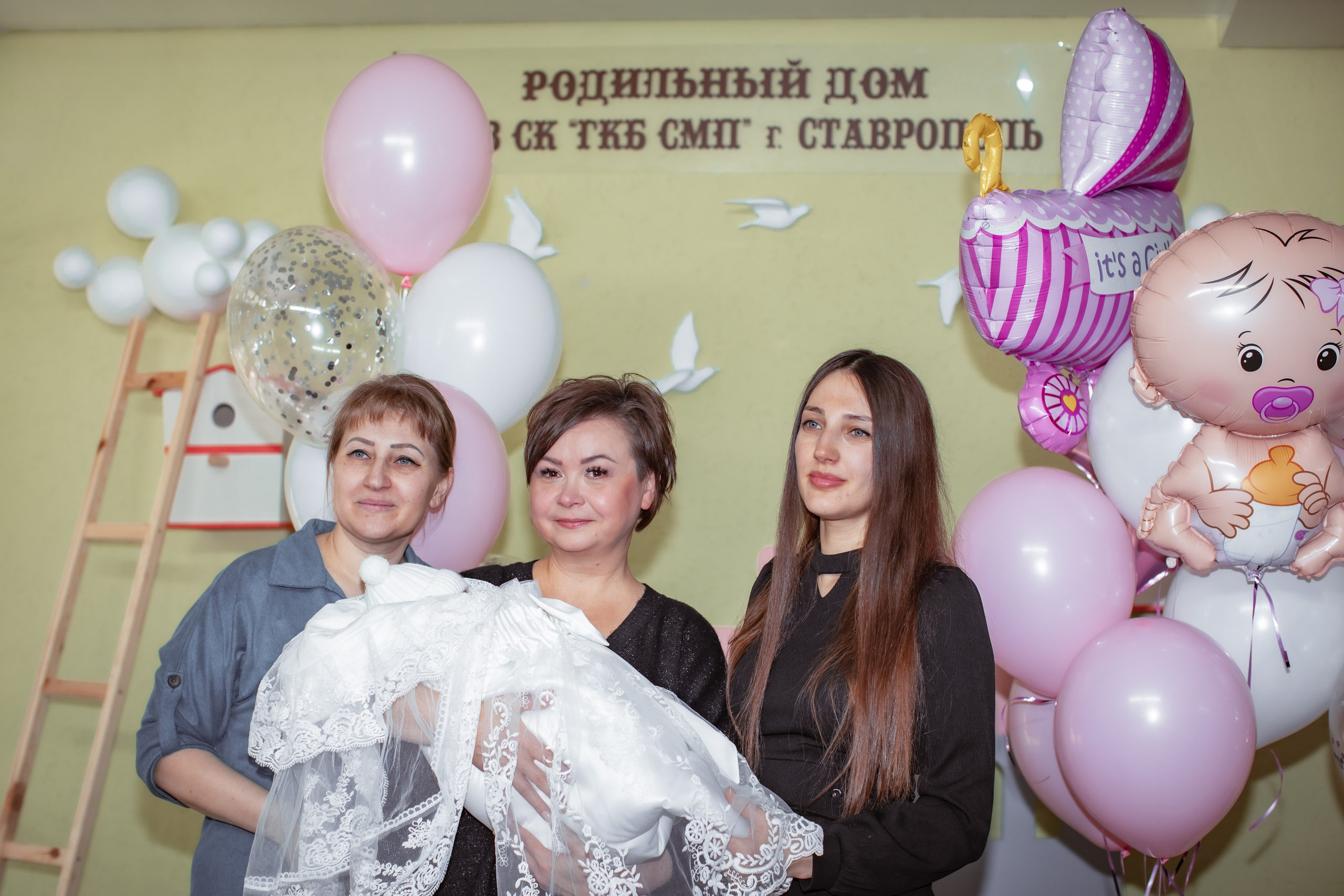 Выписка из Роддома Анастасии с Кирочкой. Фотограф и видеограф в Ставрополе Инна Попова