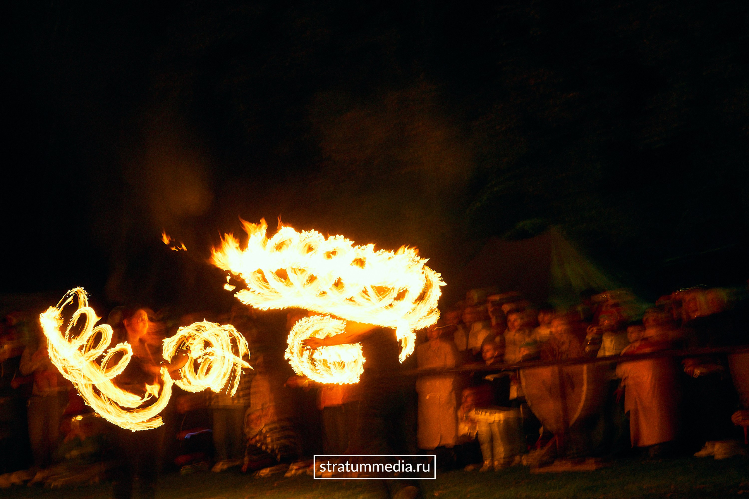Fire Show at Park. Stratum Media — Фото-Видео Съемки