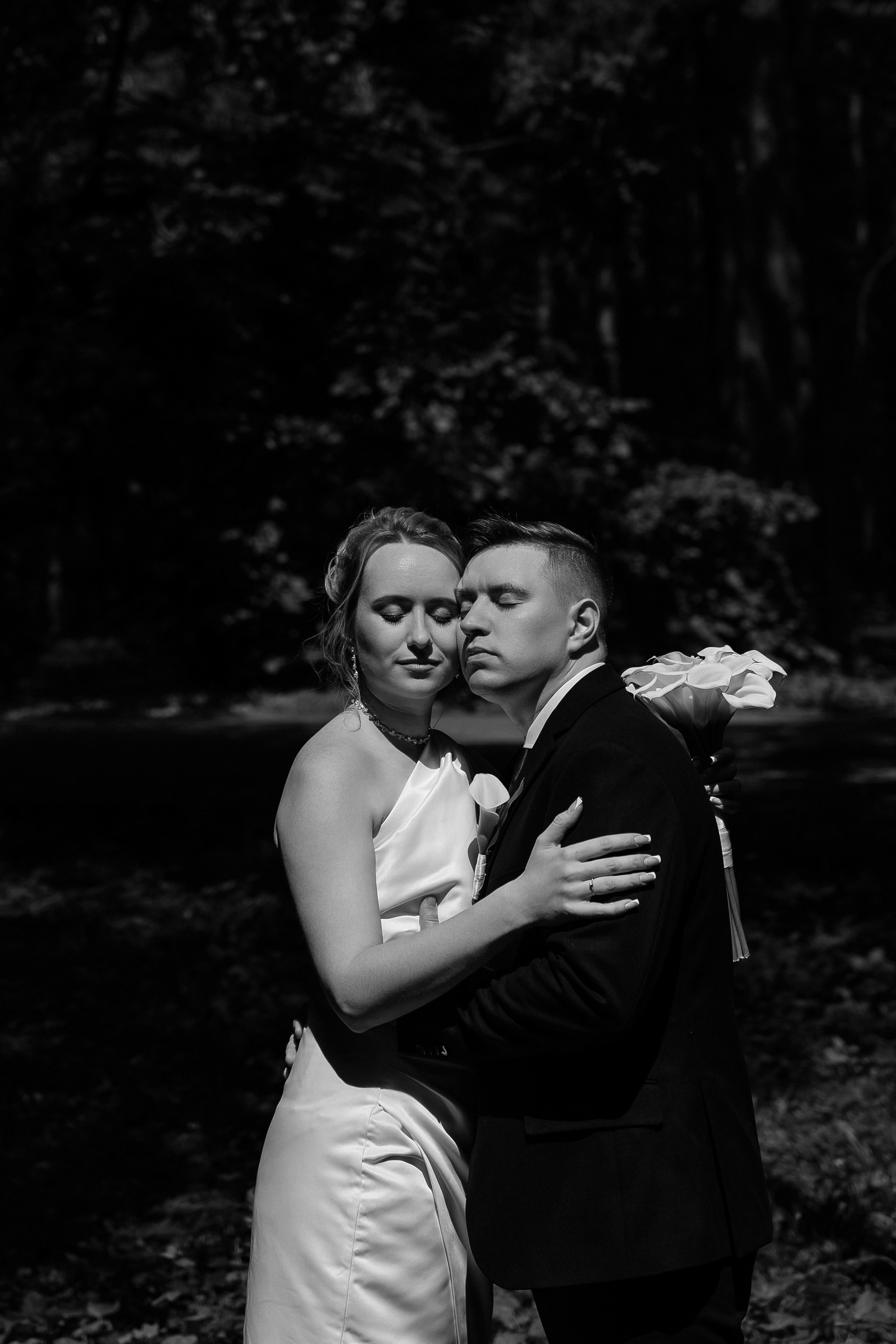 Свадебная фотосессия в Ботаническом саду имени Цицина. Свадебный фотограф в Москве Дарья Олендарёва