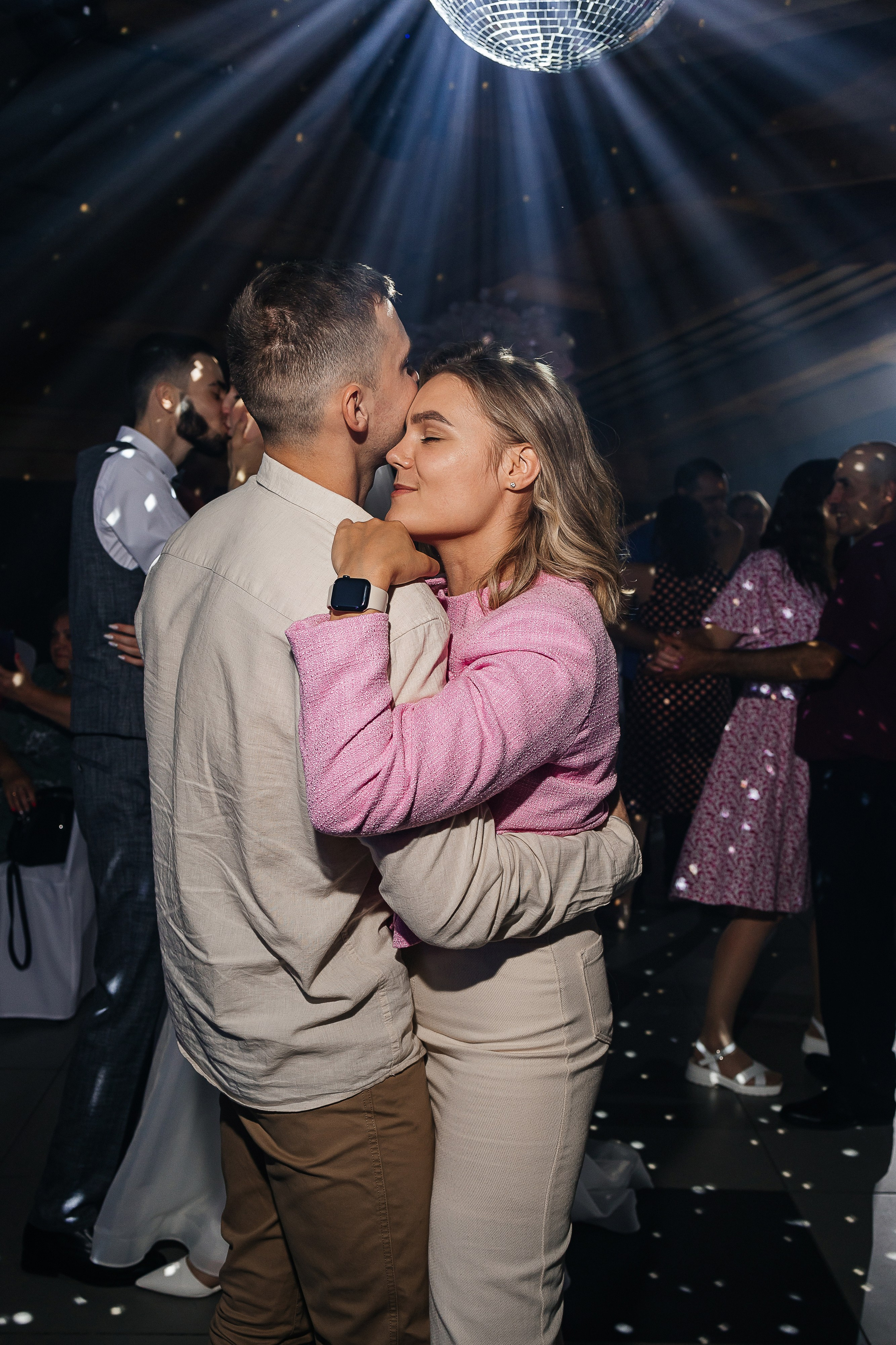 Чувственная первая встреча пары в отеле. Олег Сверчков | Свадебный фотограф Вологда