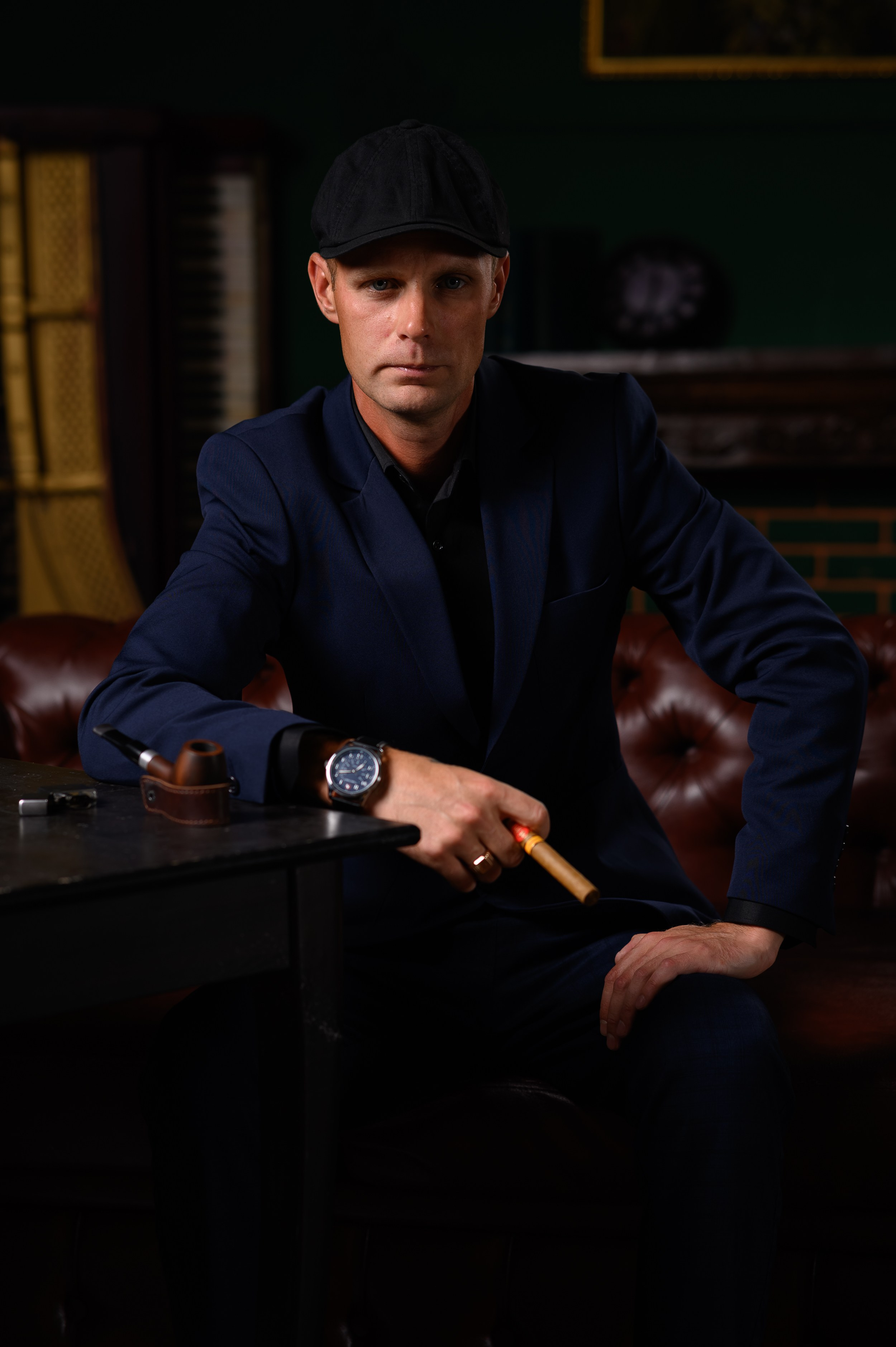 Мужской деловой портрет в студии Казани для портфолио, резюме и личного бренда в строгом стиле