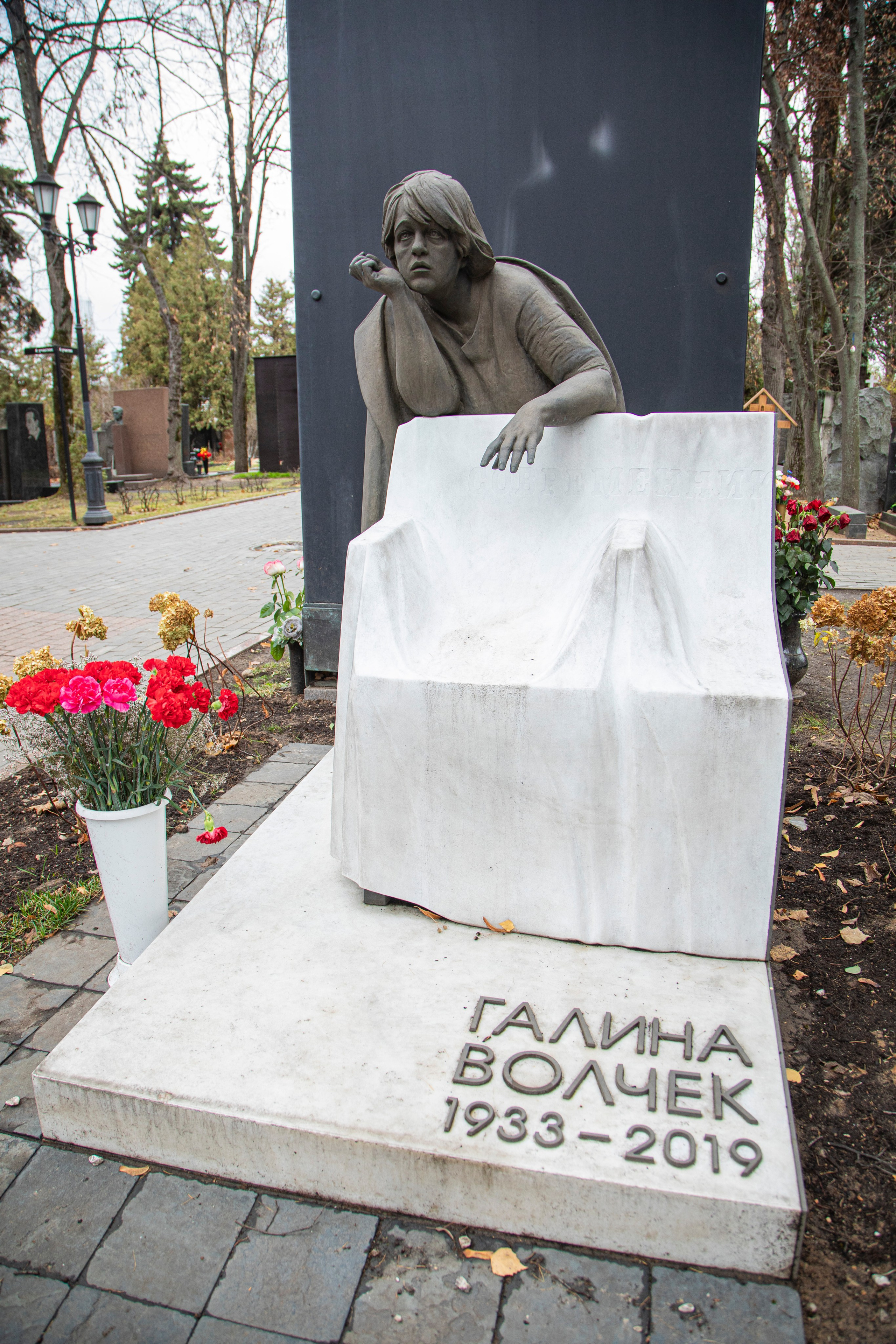 Осенняя прогулка по Новодевичьему кладбищу. Фотограф Сергей Ловкий