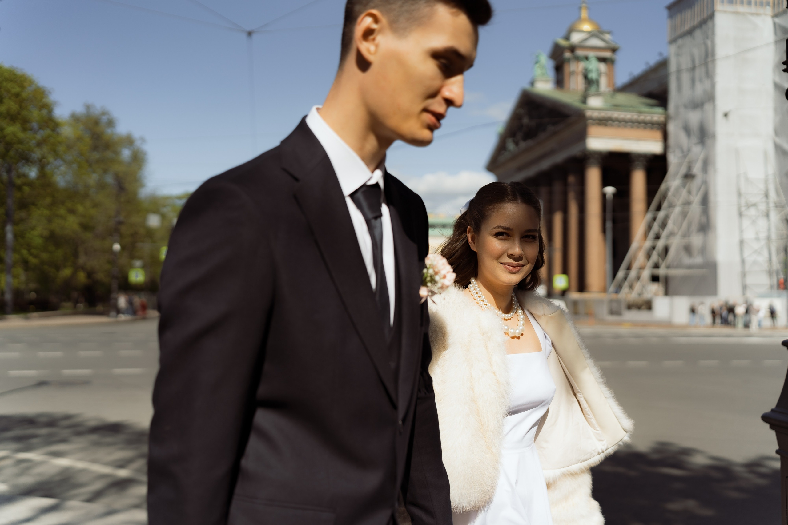 Прогулка пары у Исаакиевского собора, свадебная съёмка на фоне архитектуры