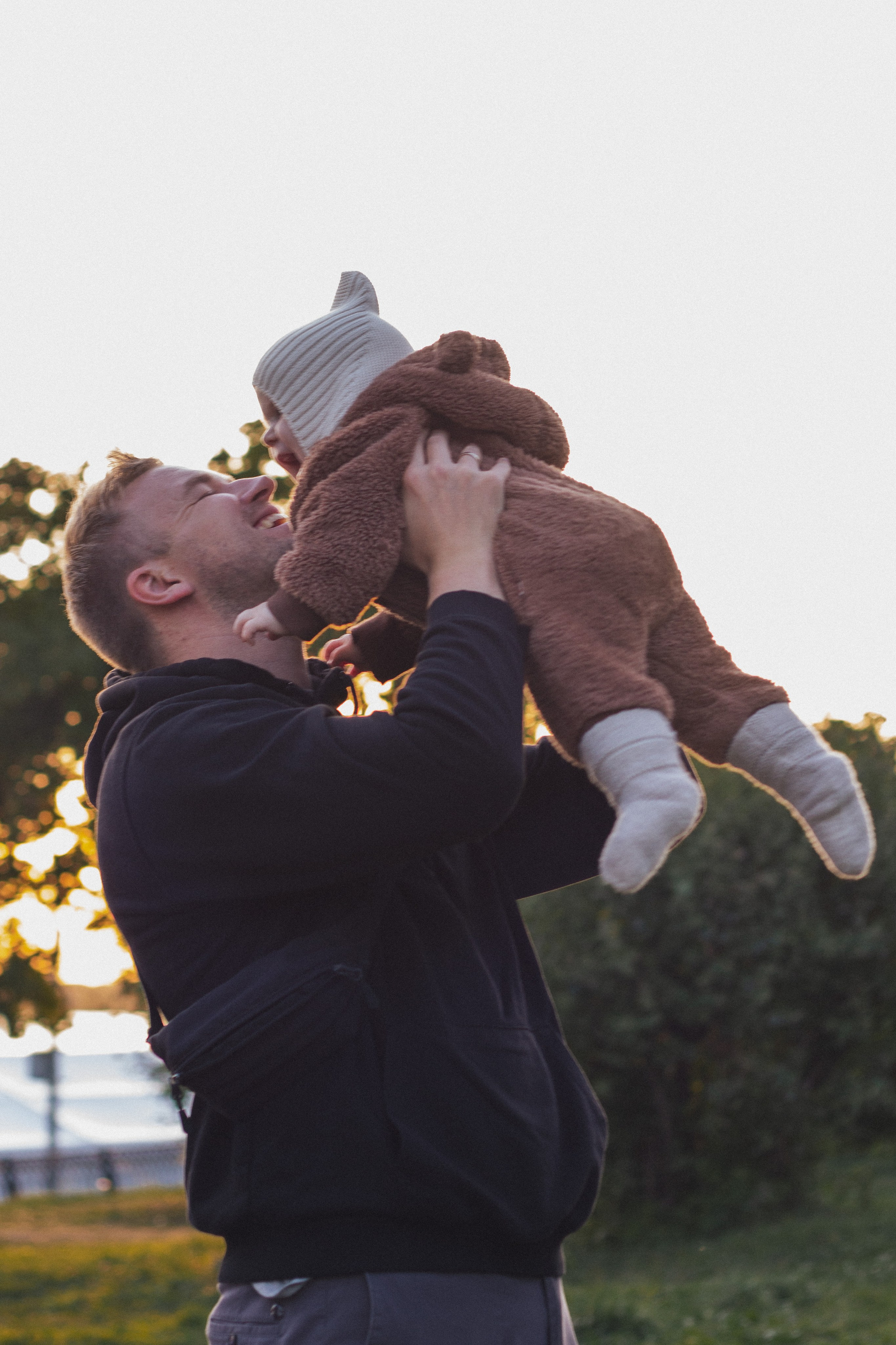 Фотосессия на прогулке - Про Проапа поднимает малыша на руках на закате