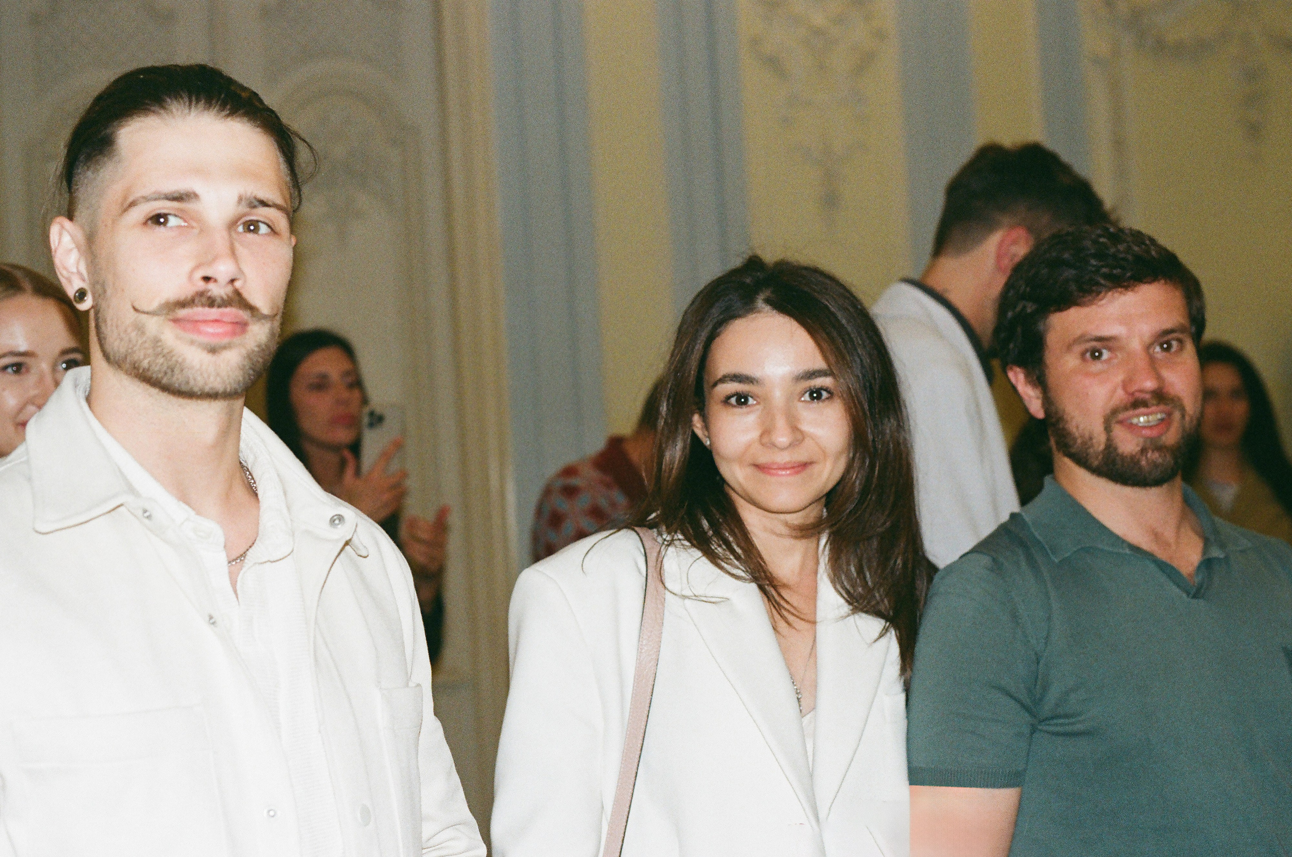 Портрет гостей во время приёма, мягкая плёнка Kodak Gold 200