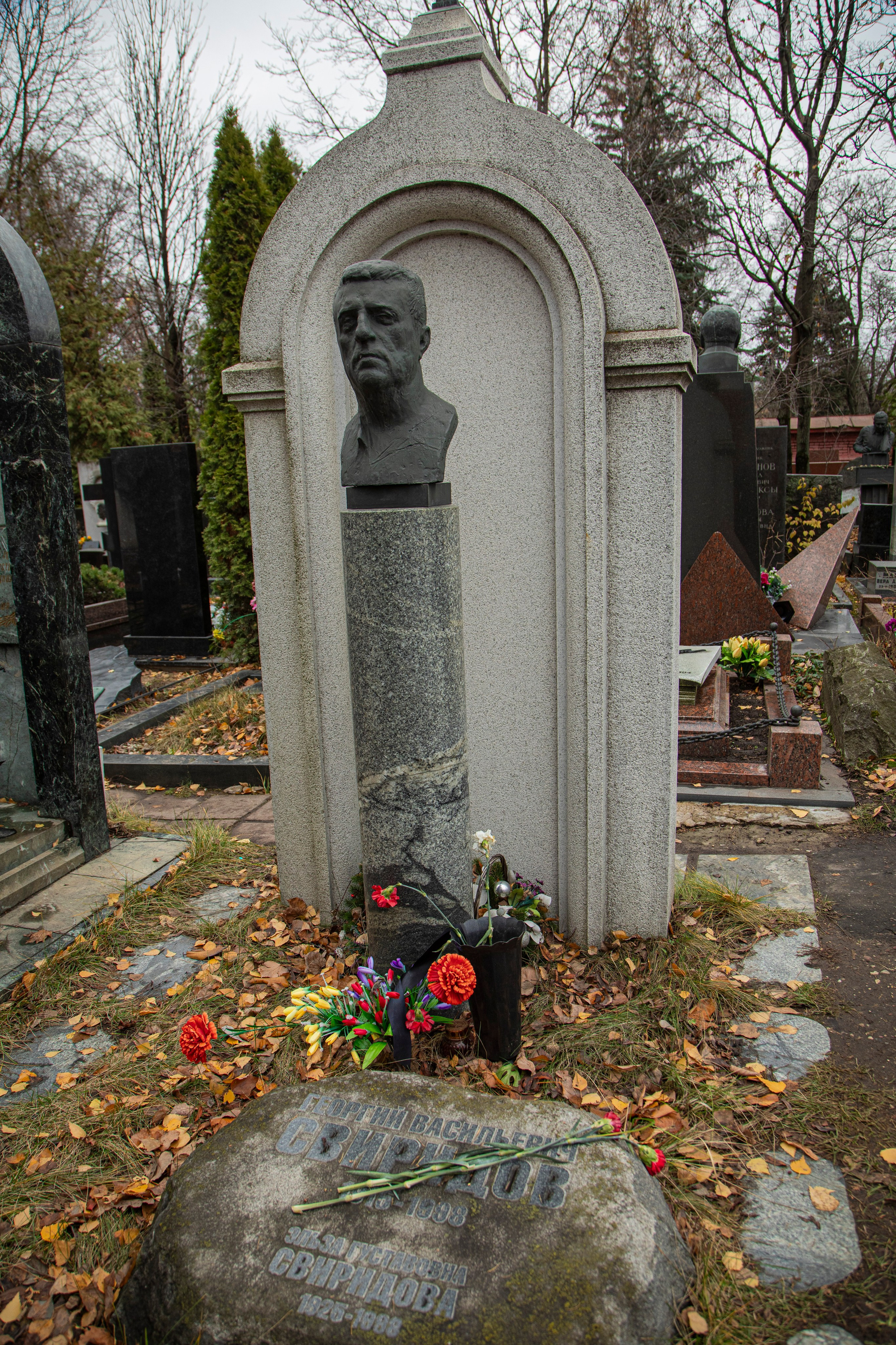 Осенняя прогулка по Новодевичьему кладбищу. Фотограф Сергей Ловкий