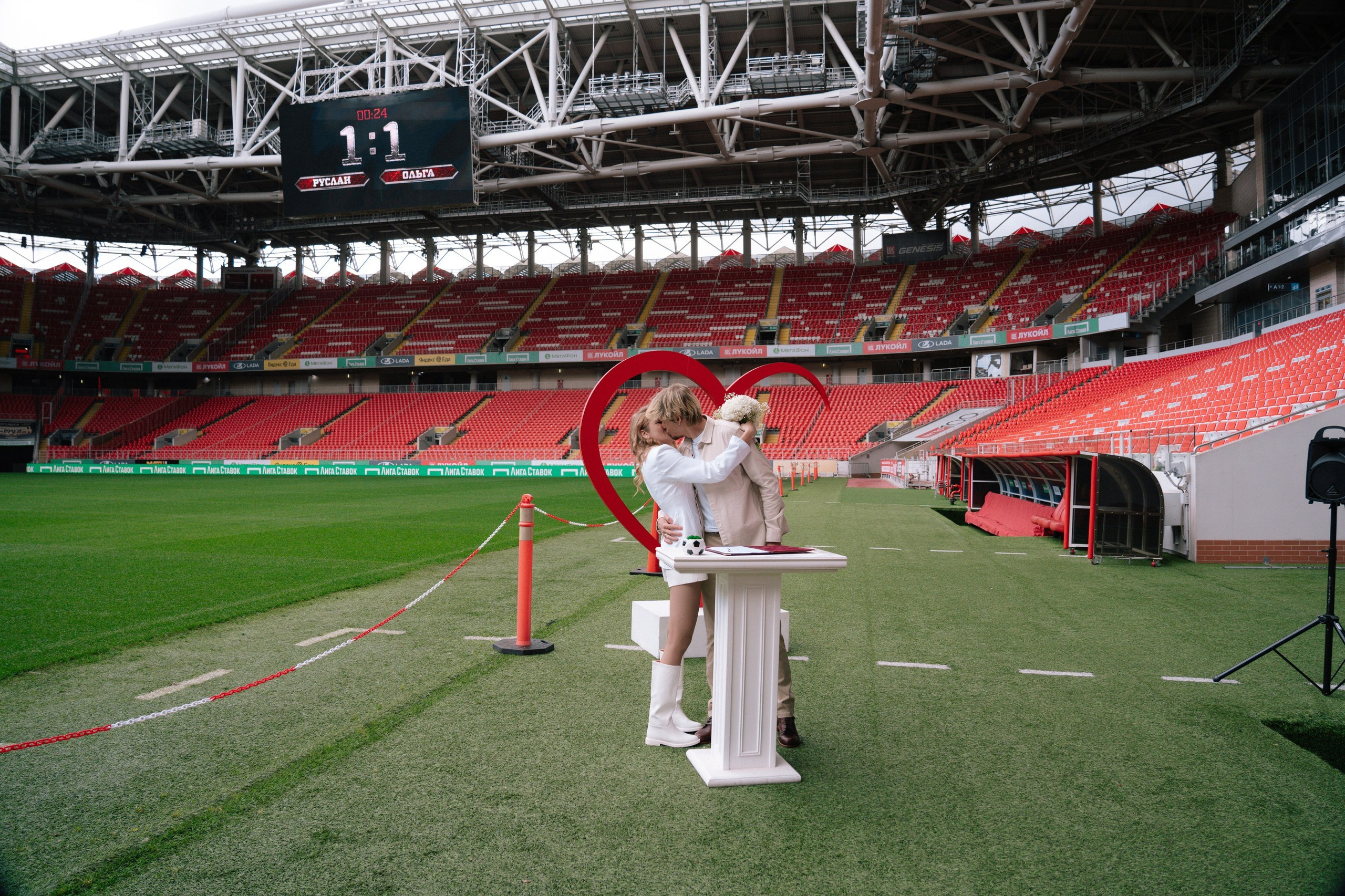 Свадебная фотосессия на стадионе Спартак Тушино