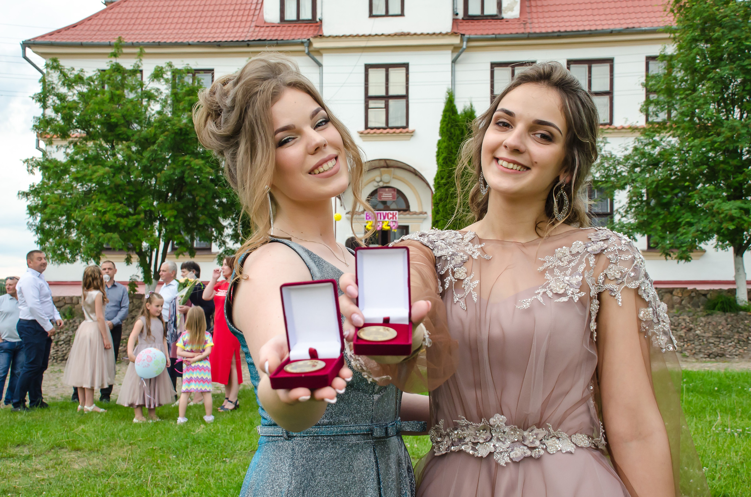 выпускники с медалями