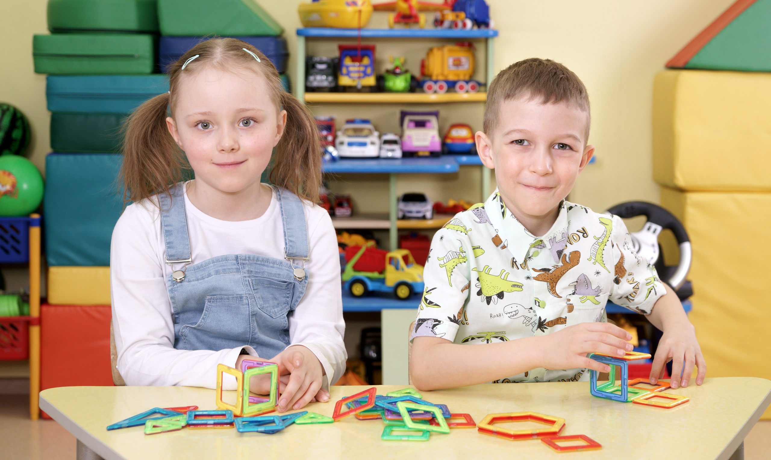 Фотосессия выпускников детского сада в группе - друзья за партой