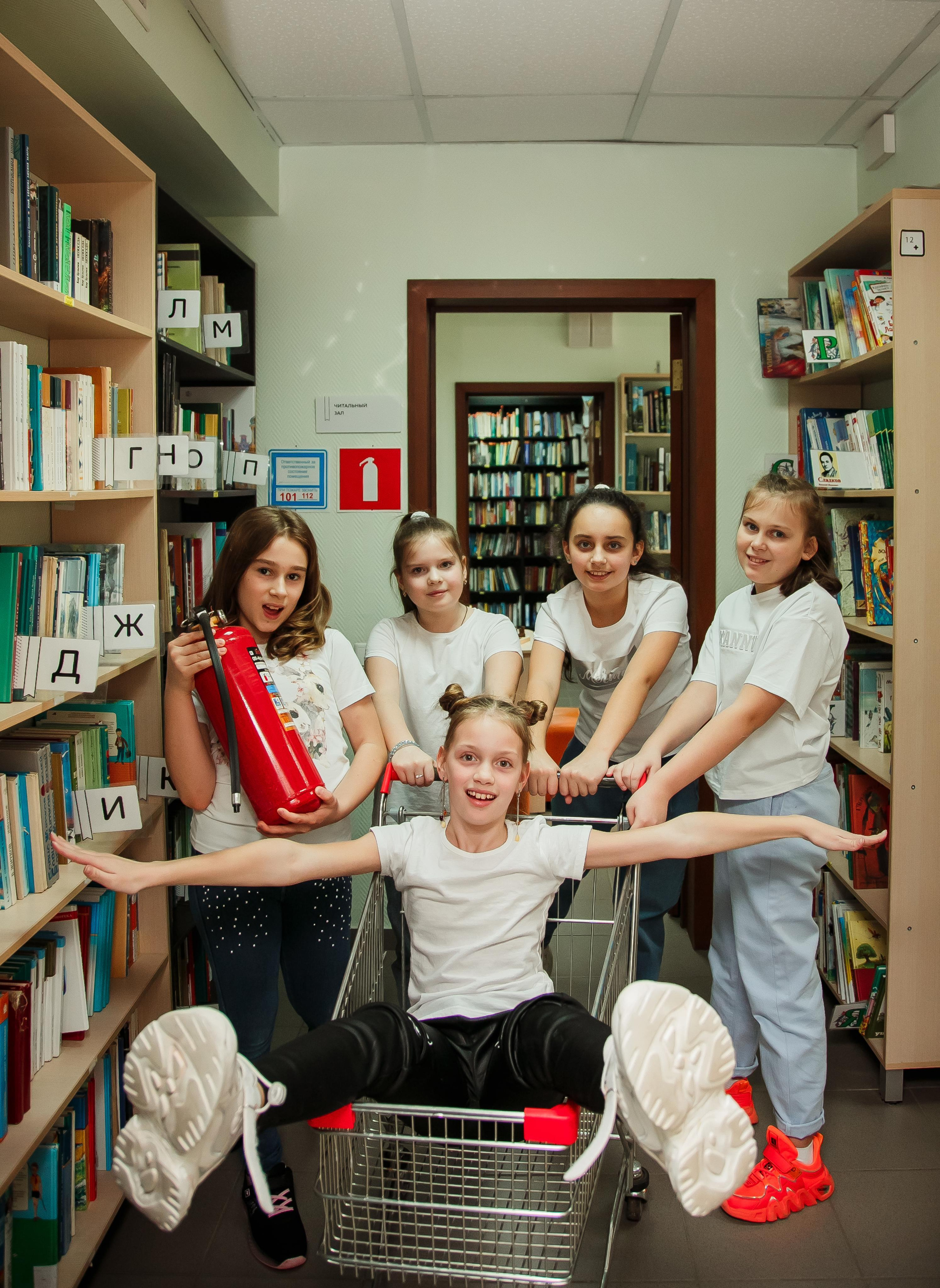 Цена на выпускные альбомы 4 класса. Выпускной альбом в Москве и Домодедово Вышка Школьный фотограф