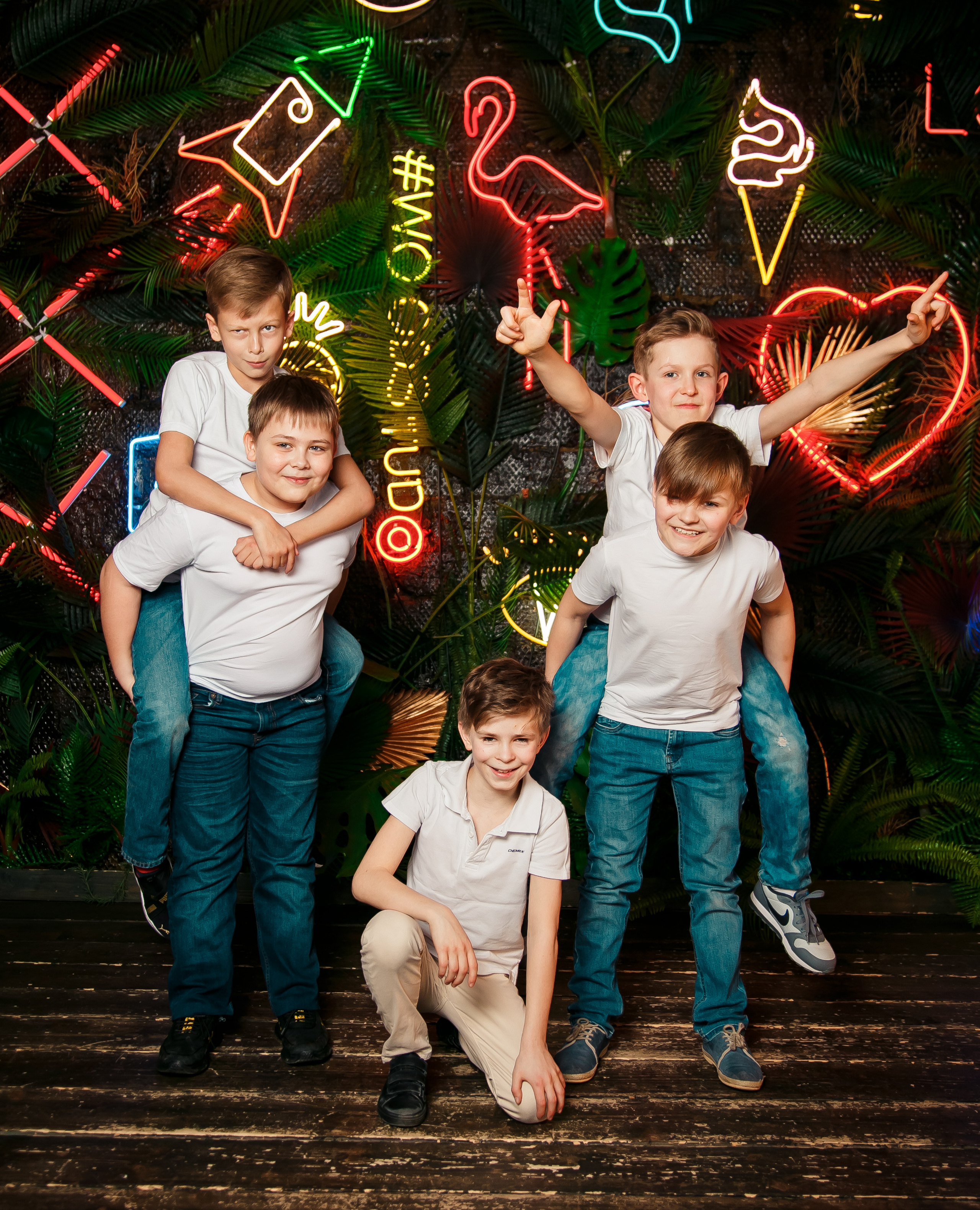 Цена на выпускные альбомы 4 класса. Выпускной альбом в Москве и Домодедово Вышка Школьный фотограф