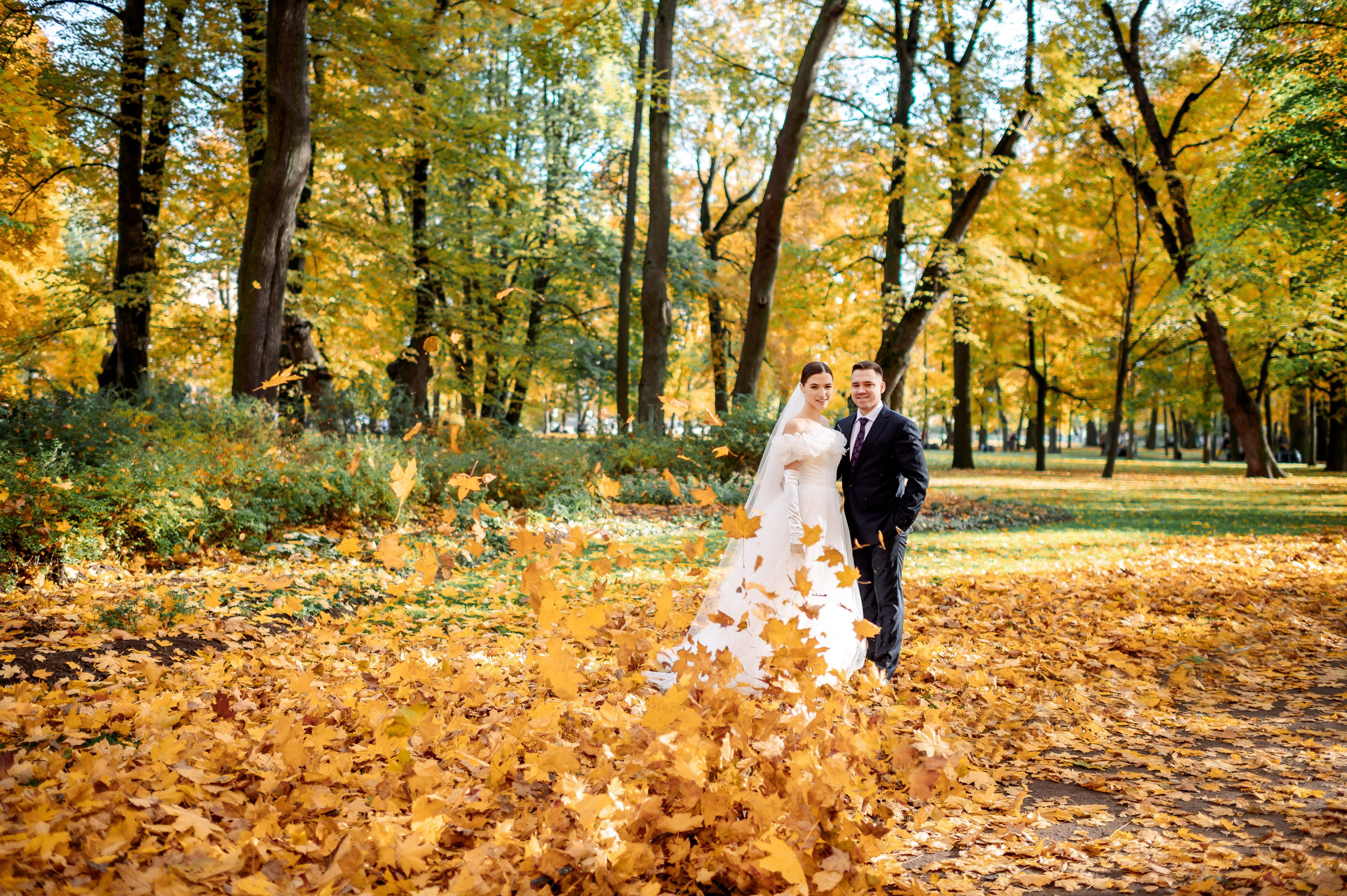 Осенняя великолепная свадебная прогулка жениха и невесты в октябре в Санкт-Петербурге в Михайловском парке и у Атлантов на Миллионной улице. Портретный, семейный и свадебный фотограф в Санкт-Петербурге и в Пушкине Ширяев Денис
