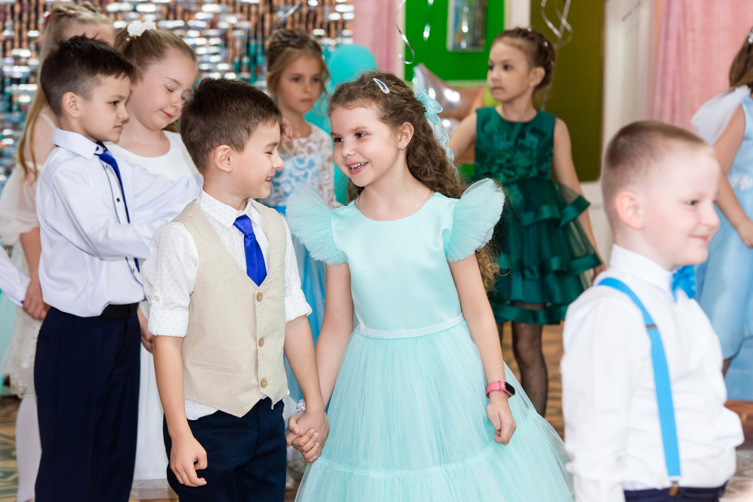 Фотограф Николай Богатырев проводит фотосессию выпускного в детском саду в Мценске, Орле и Орловской области, яркие фотографии первоклассников.