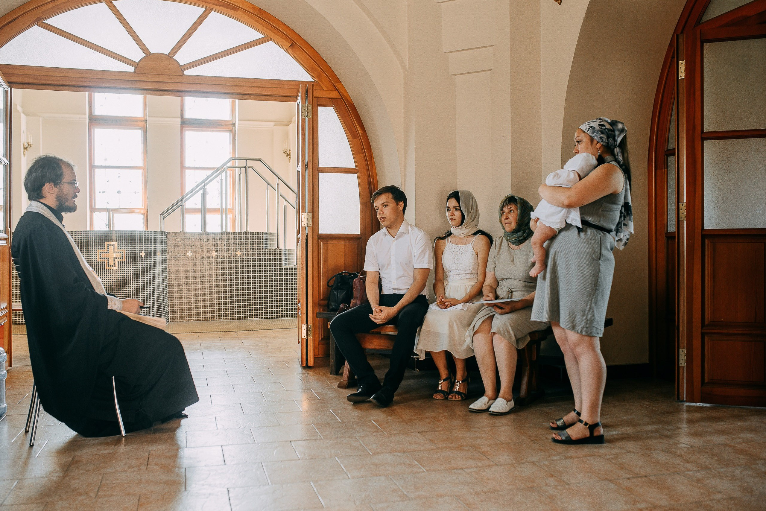 Услуги фотографа на крещение, репортаж из храма, беседа священника с семьей перед обрядом.