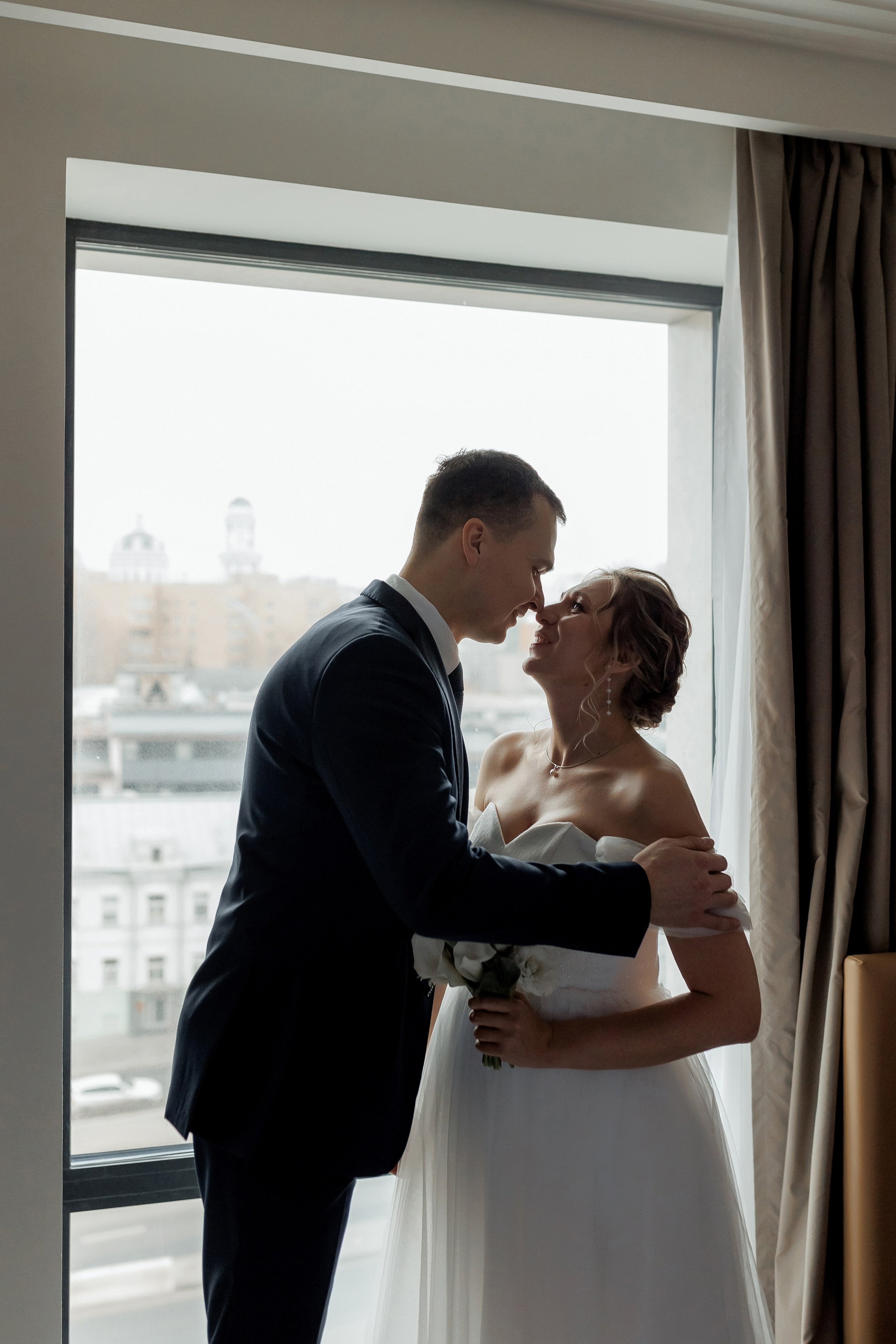 Свадебная фотосессия в отеле Movenpick Moscow Taganskaya. Свадебный фотограф в Москве Дарья Олендарёва