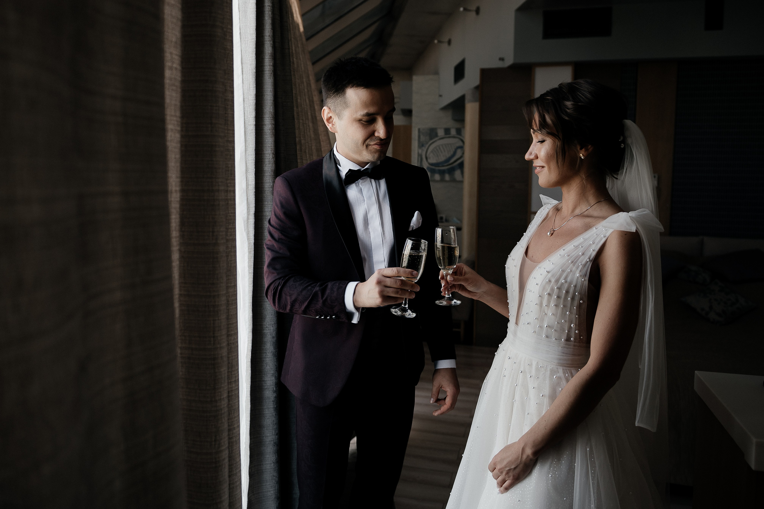 Жених и невеста пьют шампанское