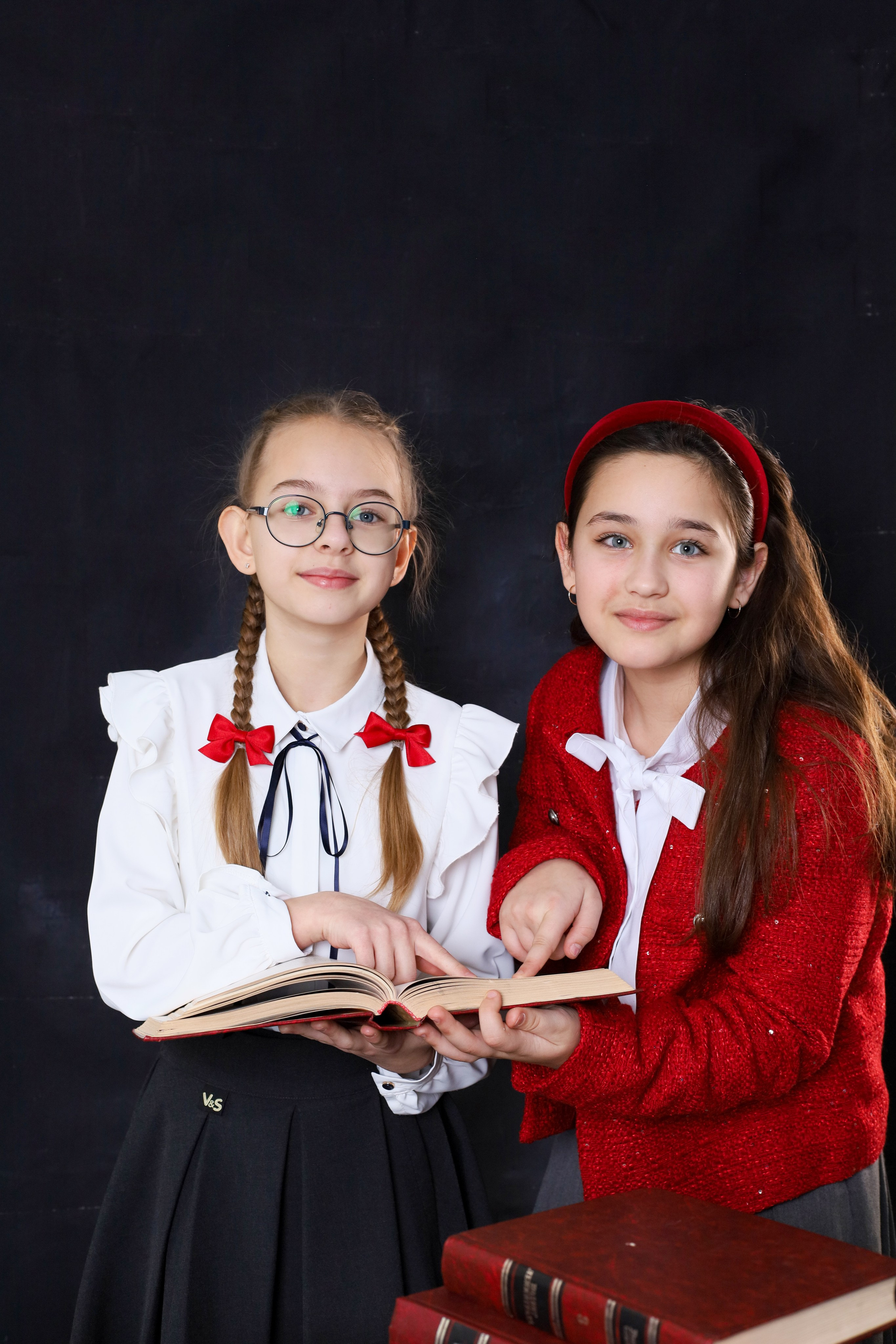 4 класс на темном фоне тоже можно и даже нужно. Выпускные альбомы в Таганроге и Ростовской Области