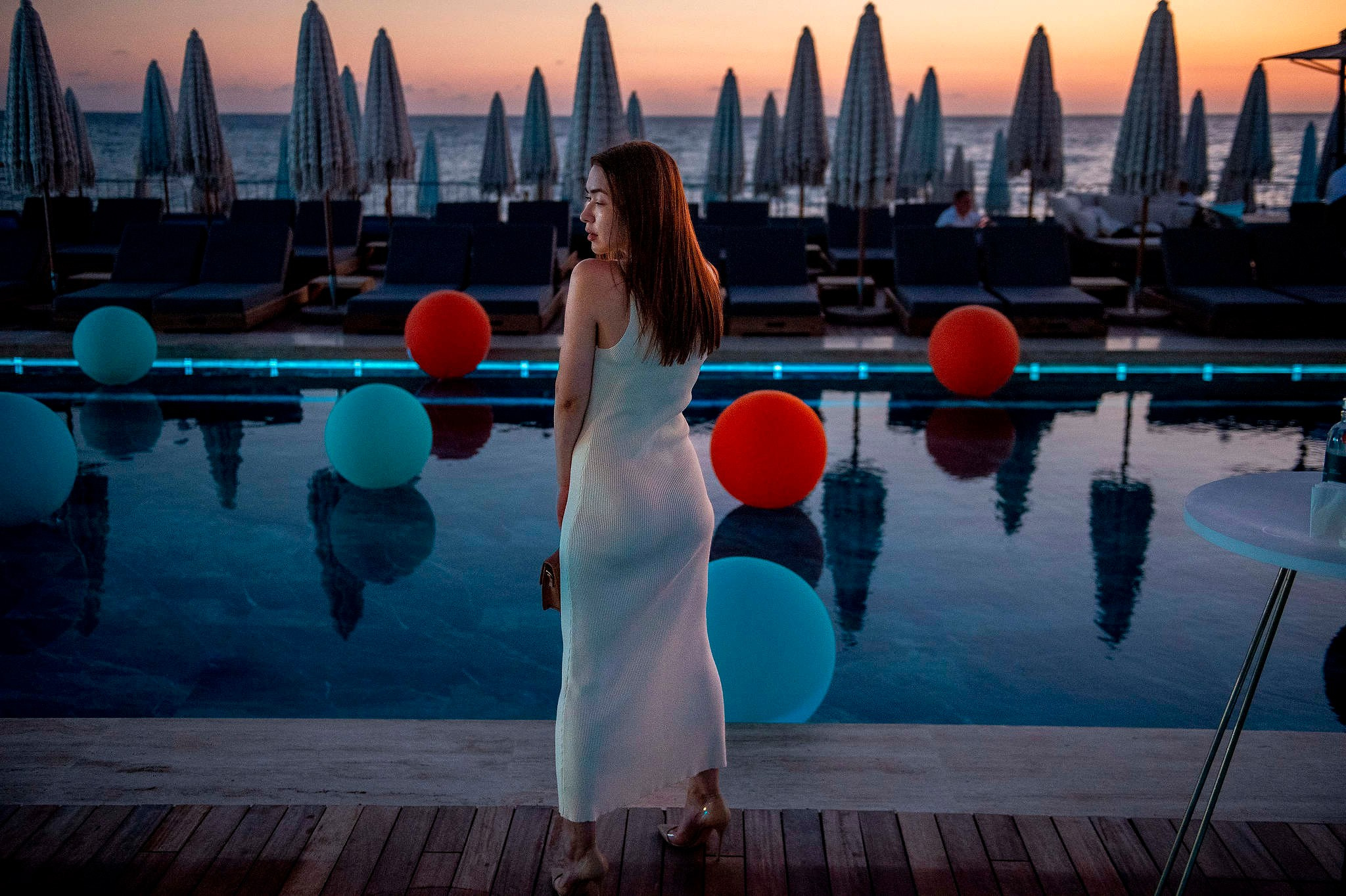 Сотрудница Astrum на вечеринке для брокеров краснодарского девелопера Astrum Group в рамках проекта возведения гостиничного комплекса Alean Resort Montvert в Сочи. Съемка для компании Astrum Group в 2024 году.