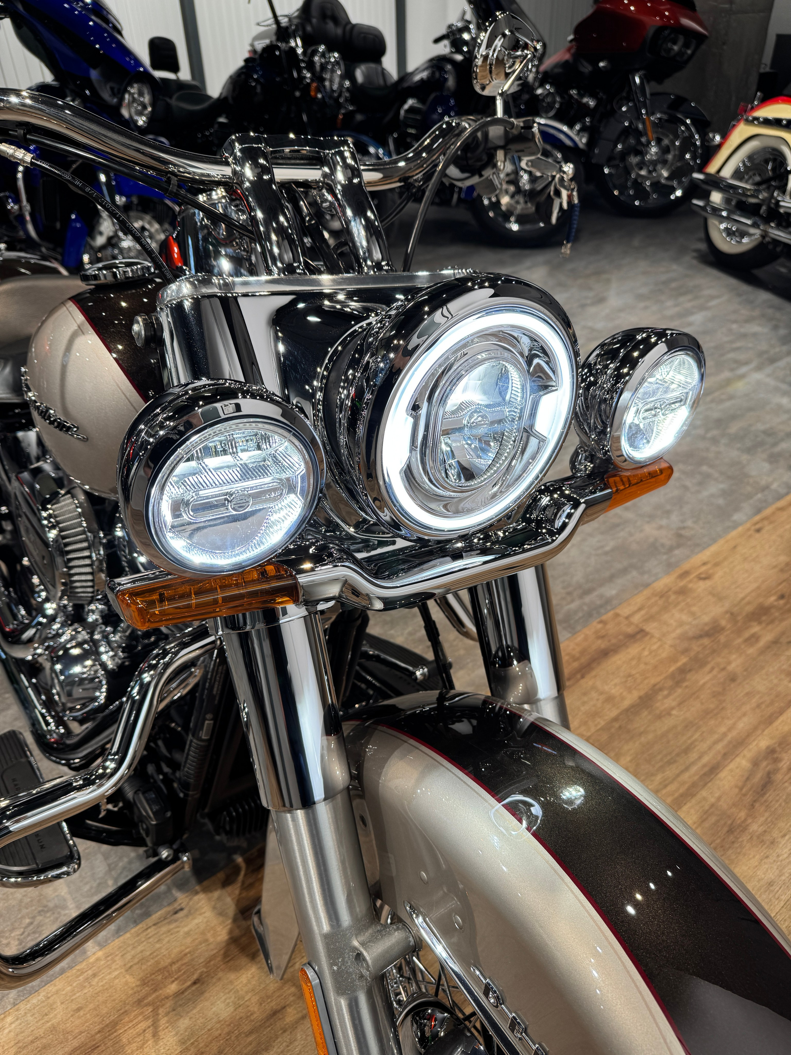 Harley Davidson 2018 Deluxe (Silver Fortune/Sumatra Bro) — купить мотоцикл. Hello Davidson, Москва. Только хорошие мотоциклы…